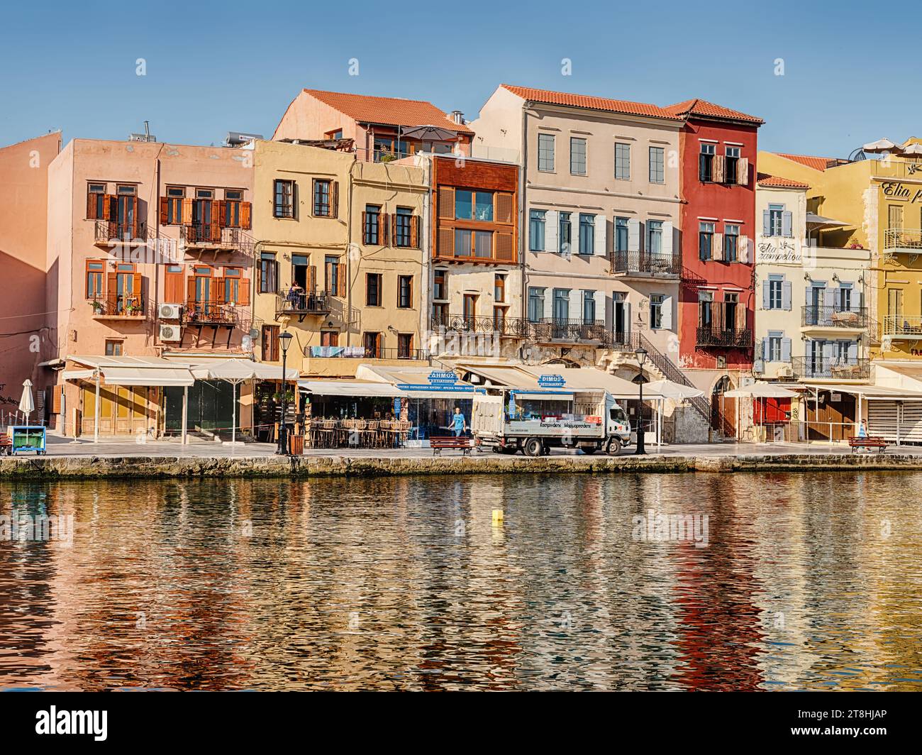 La mattina presto a Chania è tranquilla quando i camion vengono a rifornire i ristoranti sul lungomare vicino al porto. Foto Stock