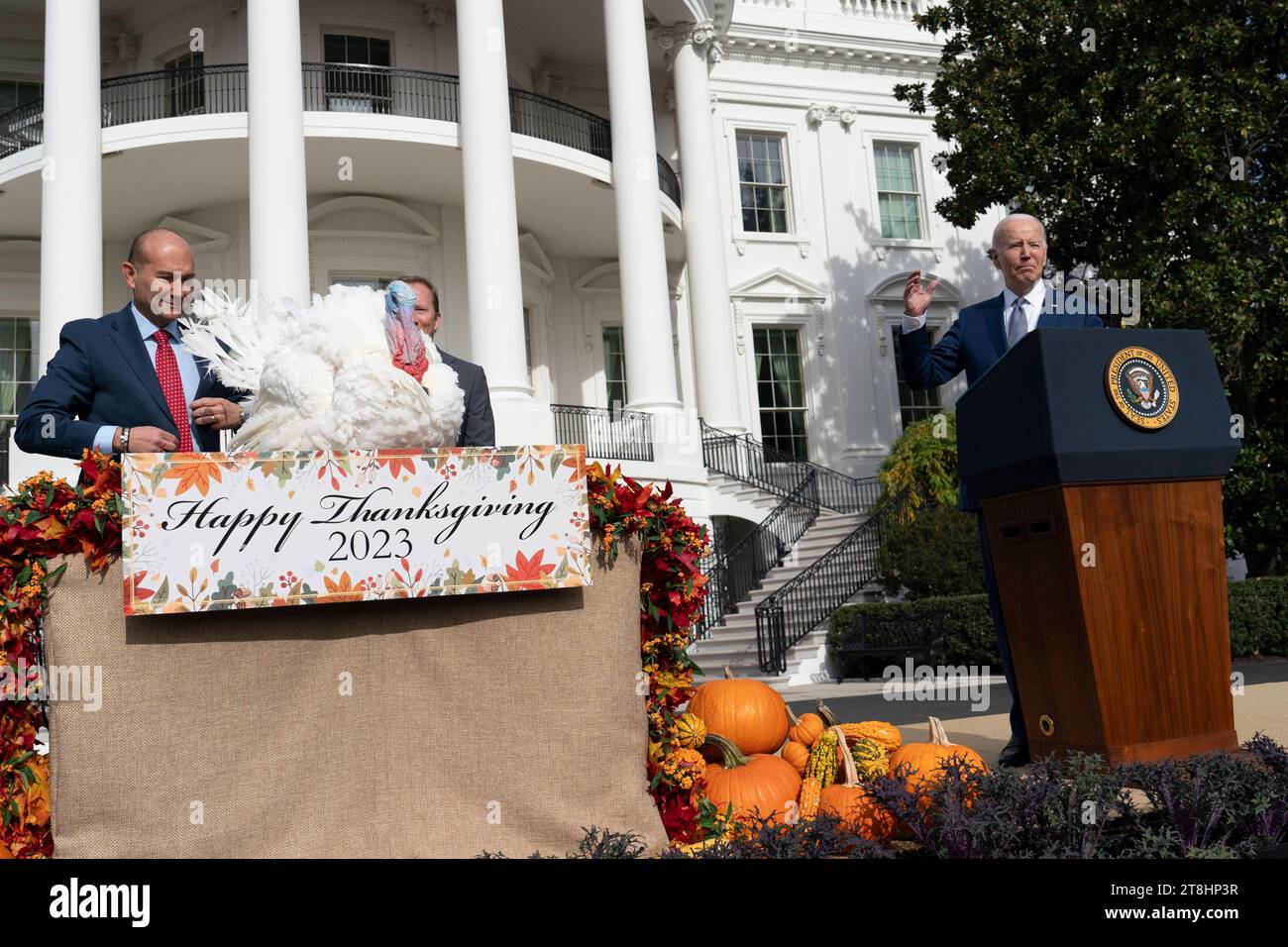 Il presidente degli Stati Uniti Joe Biden perdona Liberty, il Ringraziamento Nazionale della Turchia alla Casa Bianca di Washington, DC, mercoledì 20 novembre 2023. Copyright: XChrisxKleponisx/xPoolxviaxCNPx/MediaPunchx credito: Imago/Alamy Live News Foto Stock