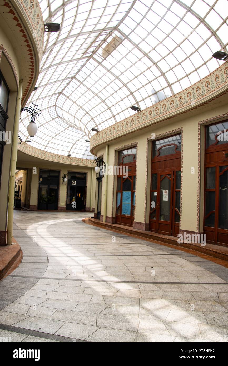 Il passaggio dello shopping coperto di vetro Black Eagle al palazzo Black Eagle di Oradea, in Romania Foto Stock