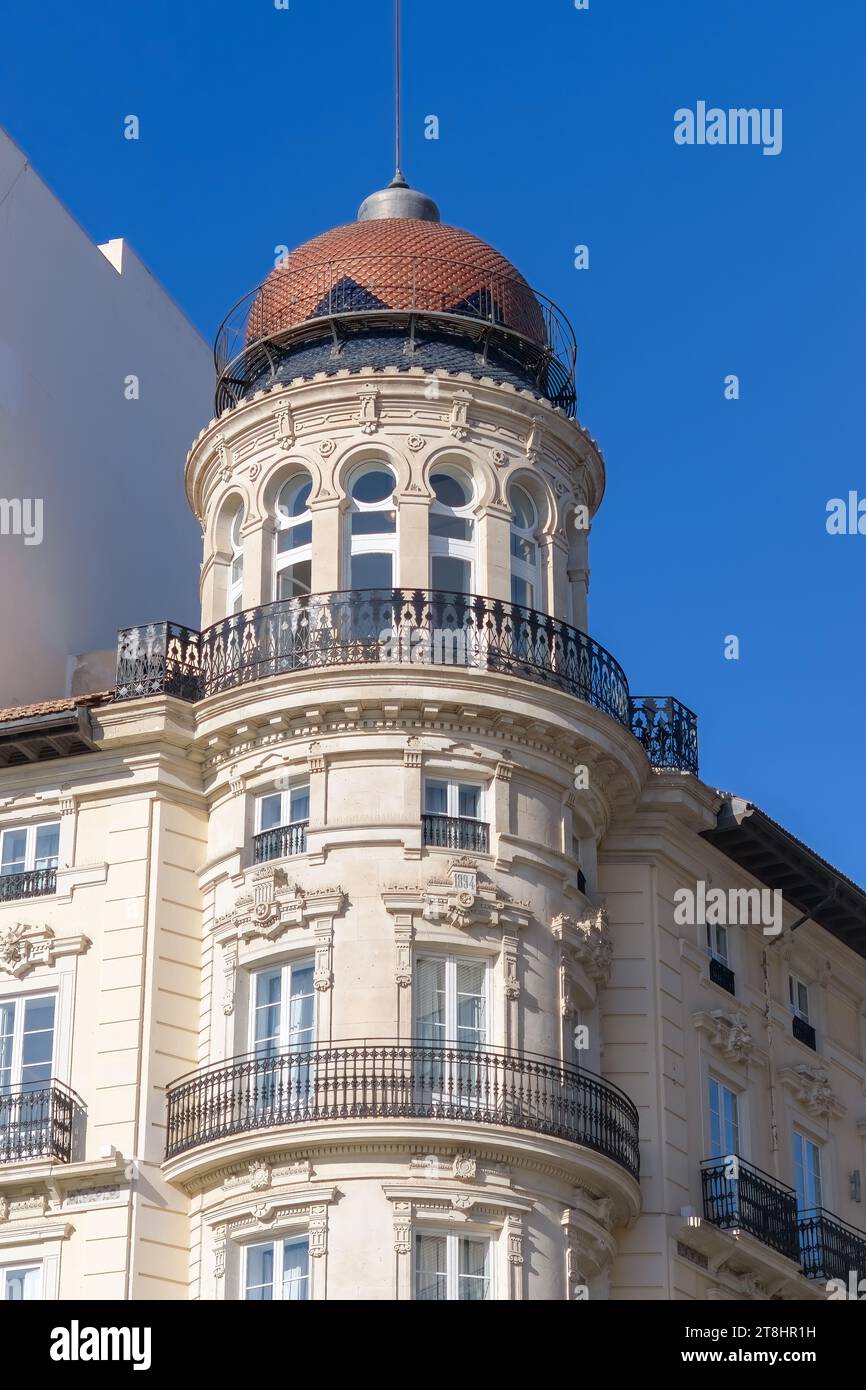 Vecchia torre a cupola accanto al monumento Canalejas, ALICANTE, SPAGNA Foto Stock