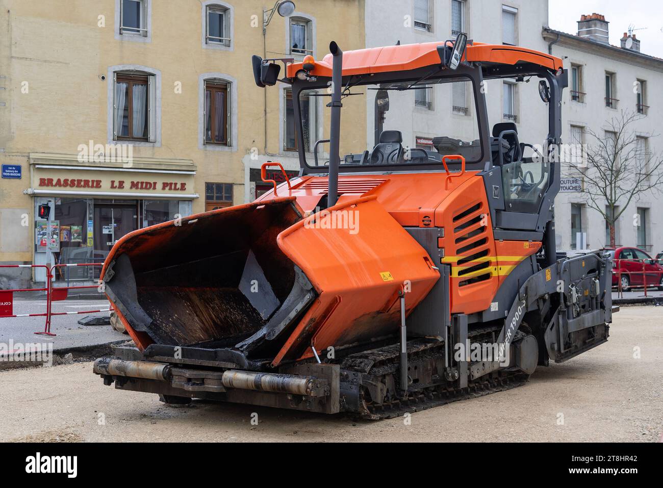 Nancy, Francia - asfaltatrice stradale arancione Vögele SUPER 1900-3i per lavori stradali in una strada. Foto Stock