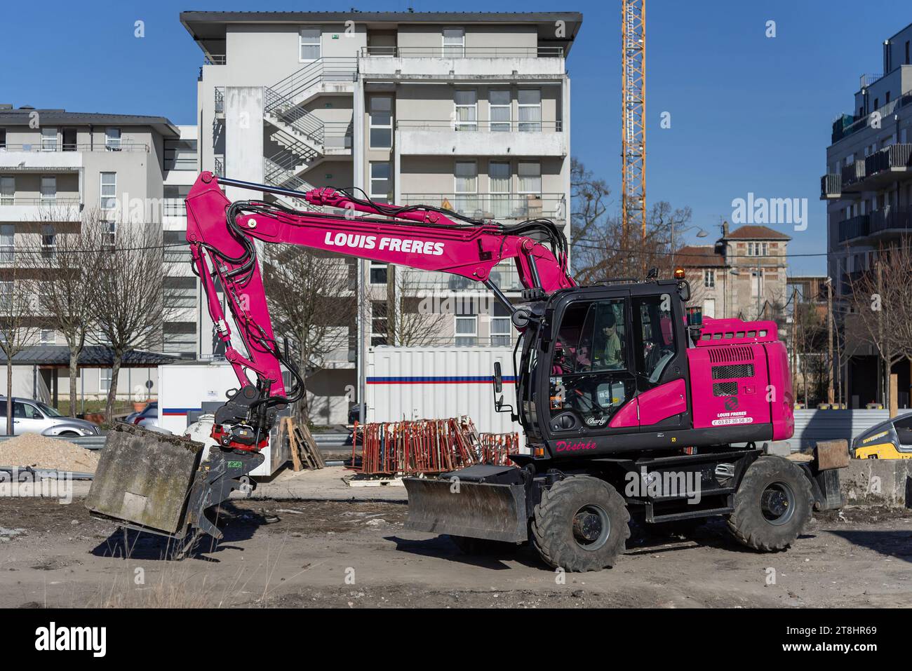 Nancy, Francia - escavatore a ruote rosa Hitachi ZX145W-6 in cantiere. Foto Stock