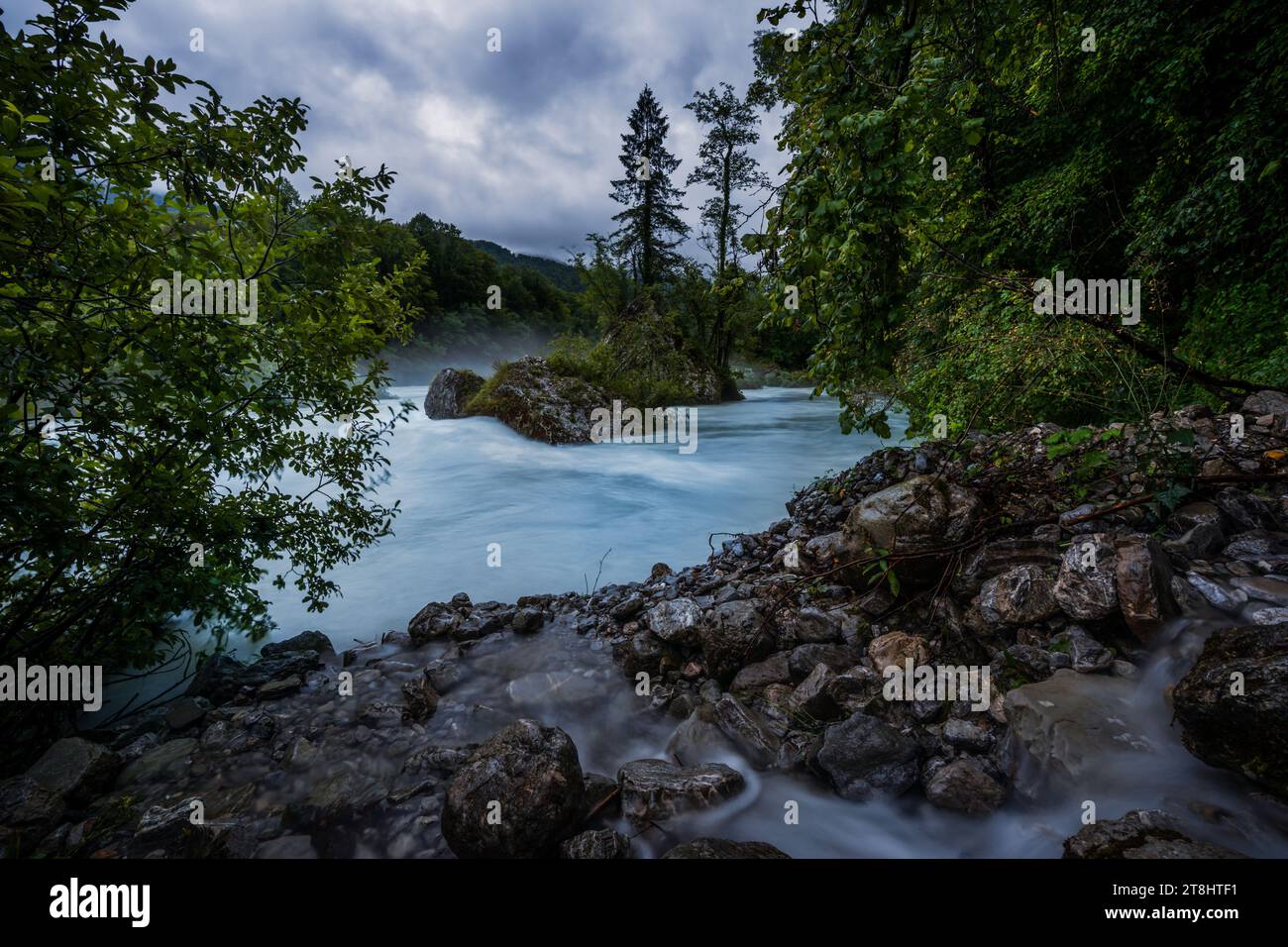 Fiume Soča selvaggio in mattinata fredda. Incredibile colore blu ma così freddo e tempestoso per nuotare nel Parco Nazionale del Triglav, Slovenia. Foto Stock