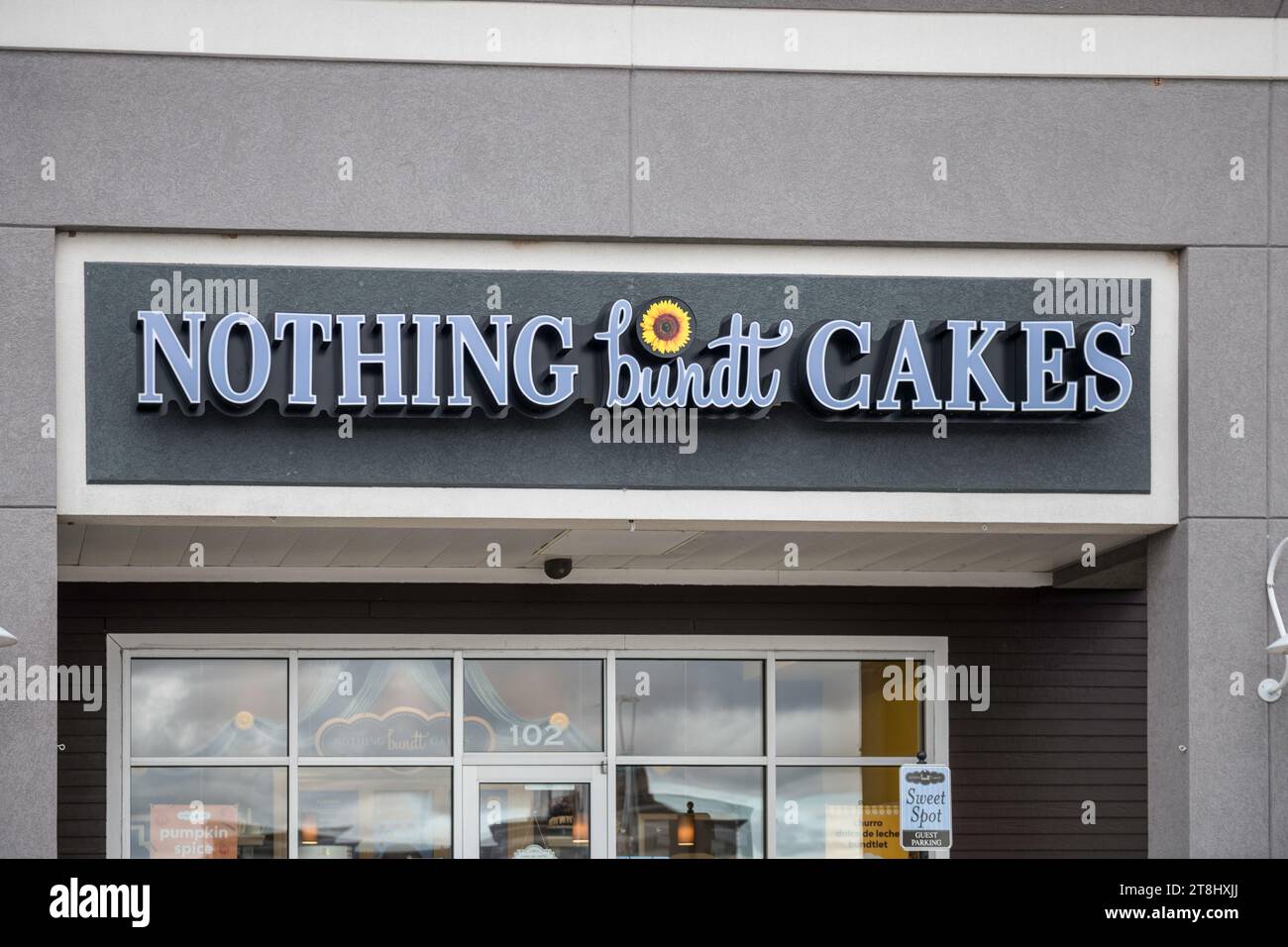 Green Bay, WISCONSIN - 12 ottobre 2023: Un cartello Nothing bundt Cakes Foto Stock