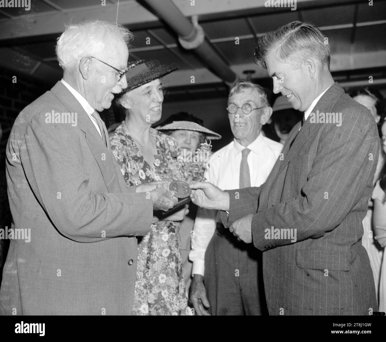 Il Segretario dell'Agricoltura presenta la medaglia Meyer all'esploratore veterano del governo. Washington, D.C., 24 luglio. Il Segretario dell'Agricoltura Henry A. Wallace, a destra, presenta la Meyer Medal for Distinguished Services in Plant Introduction a David Fairchild, Veteran Plant Explorer del Dipartimento dell'Agricoltura degli Stati Uniti. Foto Stock