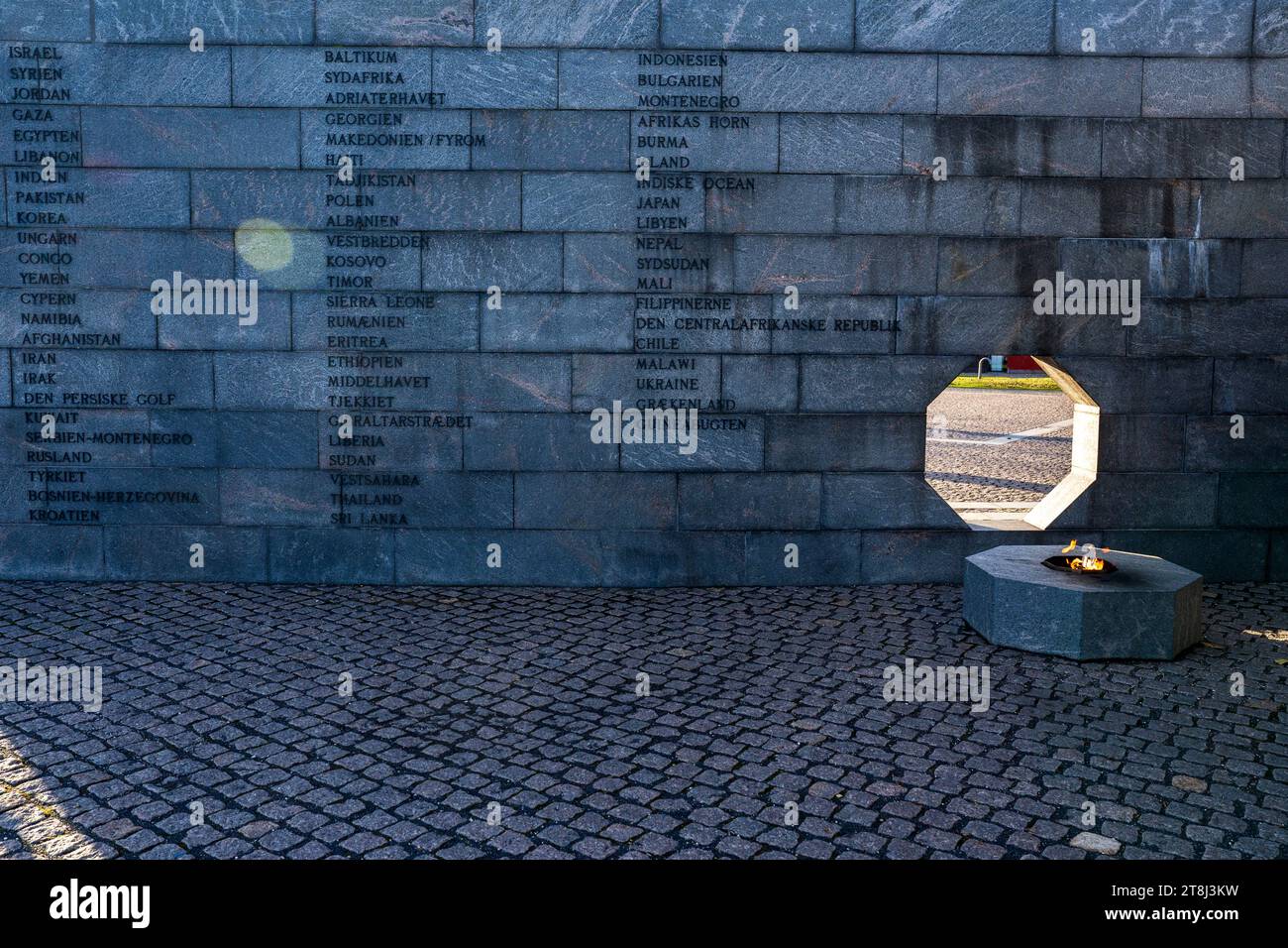 Copenaghen, Danimarca - 18 novembre 2023: Monument Over Danmarks internationale indsats efter 1948 / Monument to Denmark's International Activities AFT Foto Stock