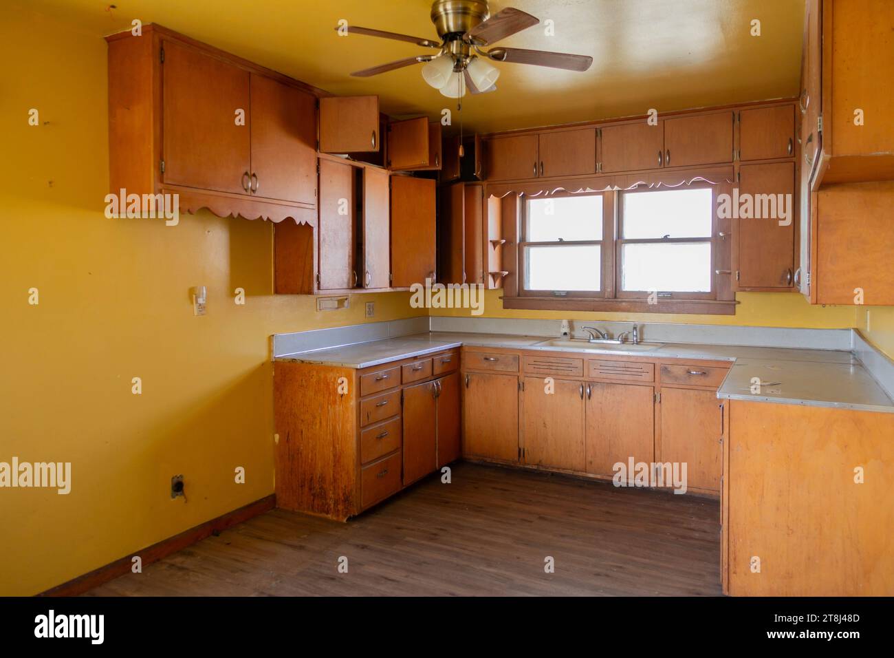 Cucina malandata e fuori stile che necessita di una ristrutturazione in una vecchia casa colonica in vendita nel Kansas occidentale, Stati Uniti. Foto Stock