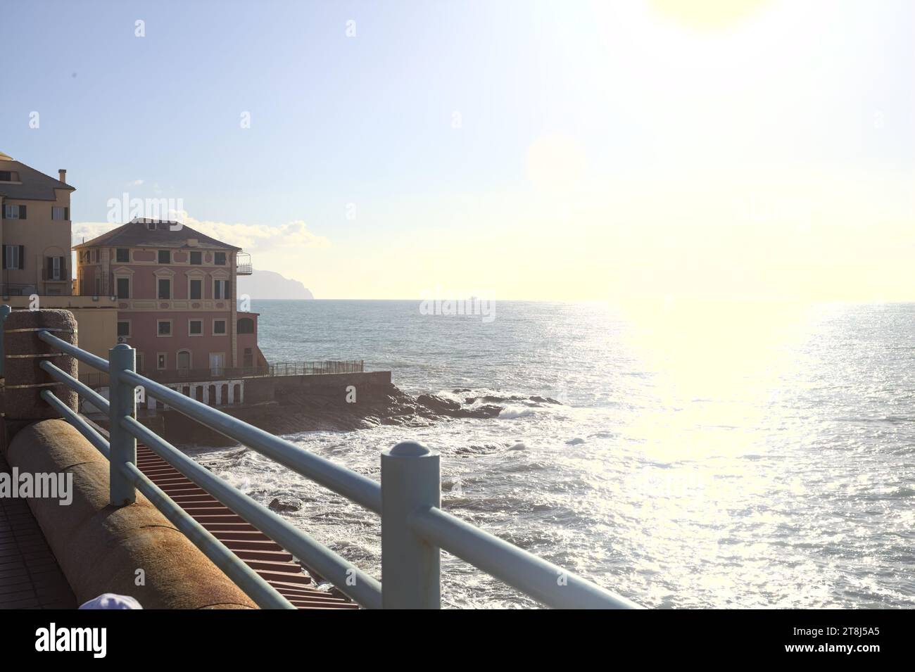 La luce del sole si riflette sul mare visto da una passeggiata in una giornata di sole in autunno Foto Stock