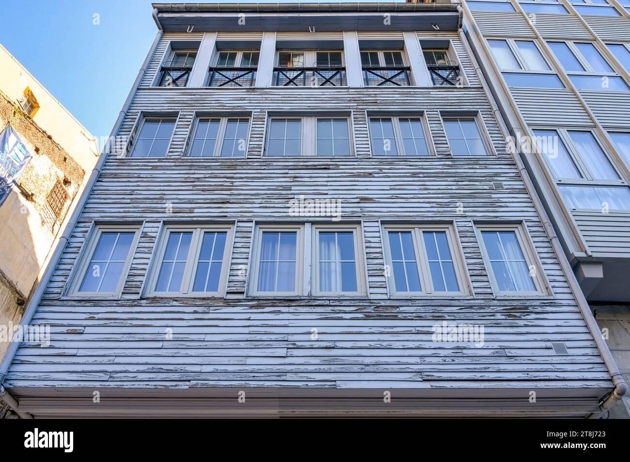Oviedo, Spagna, insolita architettura in legno nell'antico edificio di appartamenti. Foto Stock