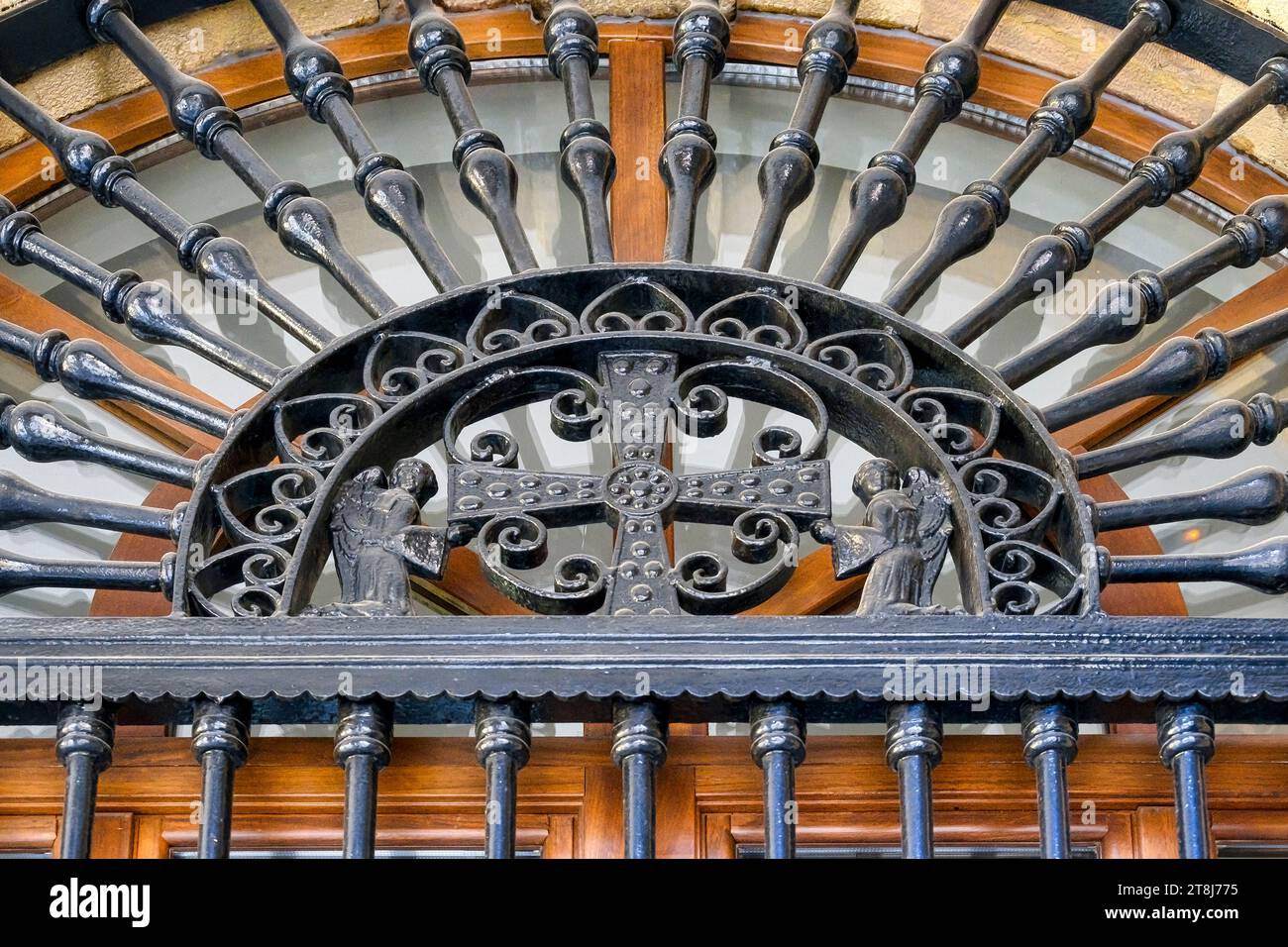 Oviedo, Spagna, decorazioni in metallo ad arco su porte o finestre Foto Stock