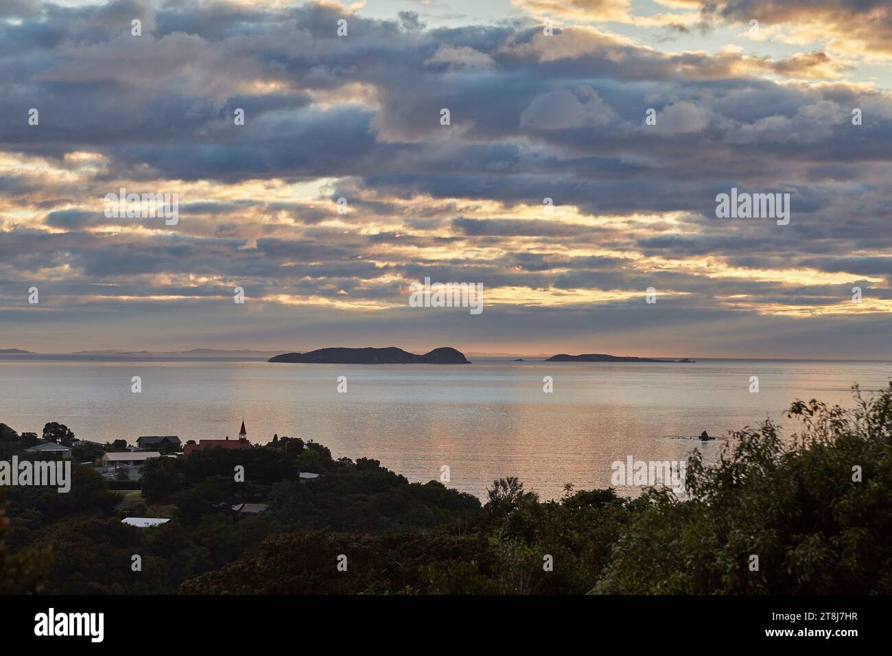 Vista del tramonto sulla baia di mare, Oban, nuova Zelanda Foto Stock