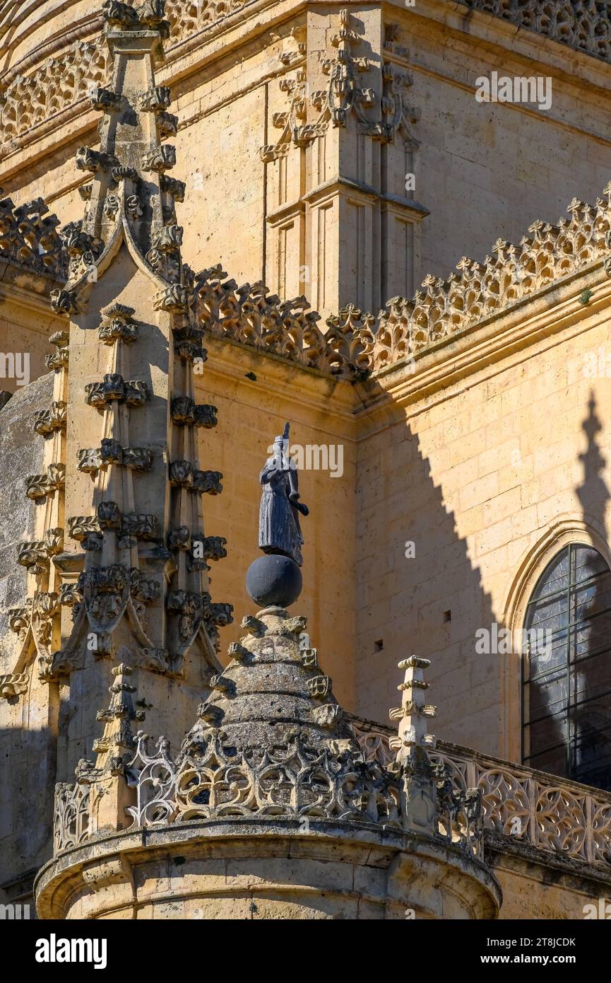 SEGOVIA, SPAGNA, caratteristiche architettoniche o dettagli nel design della cattedrale cattolica. Foto Stock