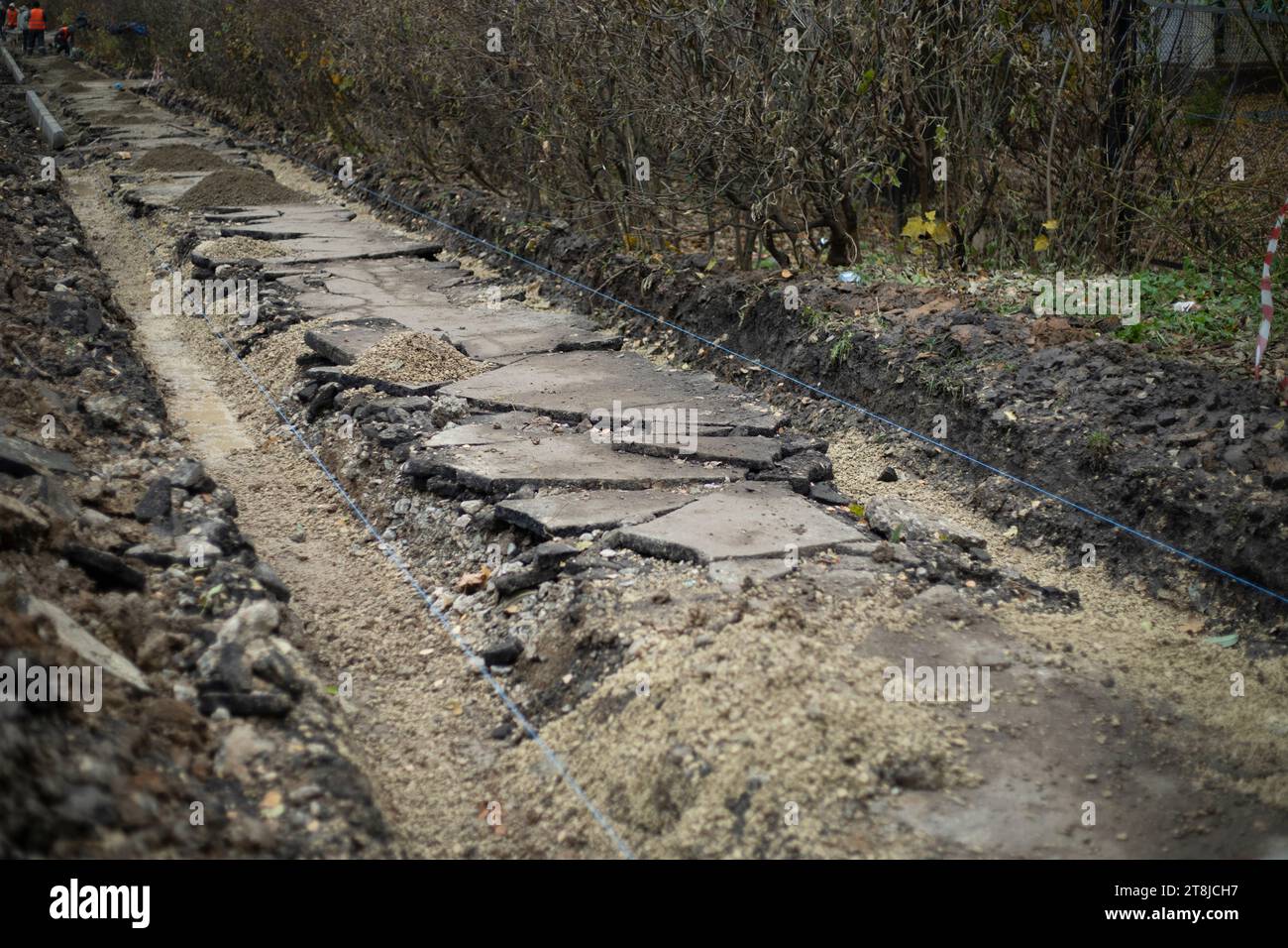 Riparazione stradale. Strada pedonale rotta. Asfalto rotto. Riparazione stradale urbana. Foto Stock