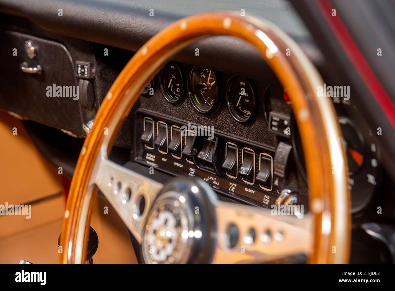 !973 Jaguar e Type Series 3 V12 classica vettura sportiva britannica in rosso e giallo Foto Stock