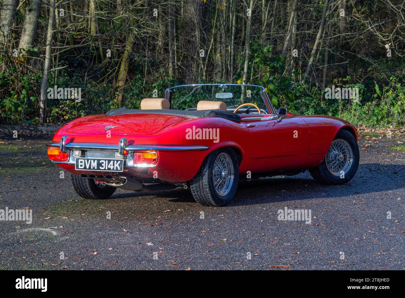 !973 Jaguar e Type Series 3 V12 classica vettura sportiva britannica in rosso e giallo Foto Stock