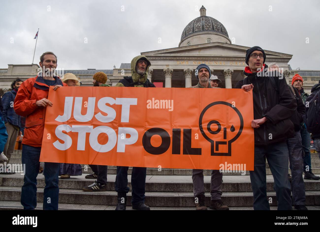 Londra, Inghilterra, Regno Unito. 20 novembre 2023. Gli attivisti Just Stop Oil si riuniscono a Trafalgar Square mentre continuano le loro proteste contro le nuove licenze di combustibili fossili. (Immagine di credito: © Vuk Valcic/ZUMA Press Wire) SOLO USO EDITORIALE! Non per USO commerciale! Foto Stock