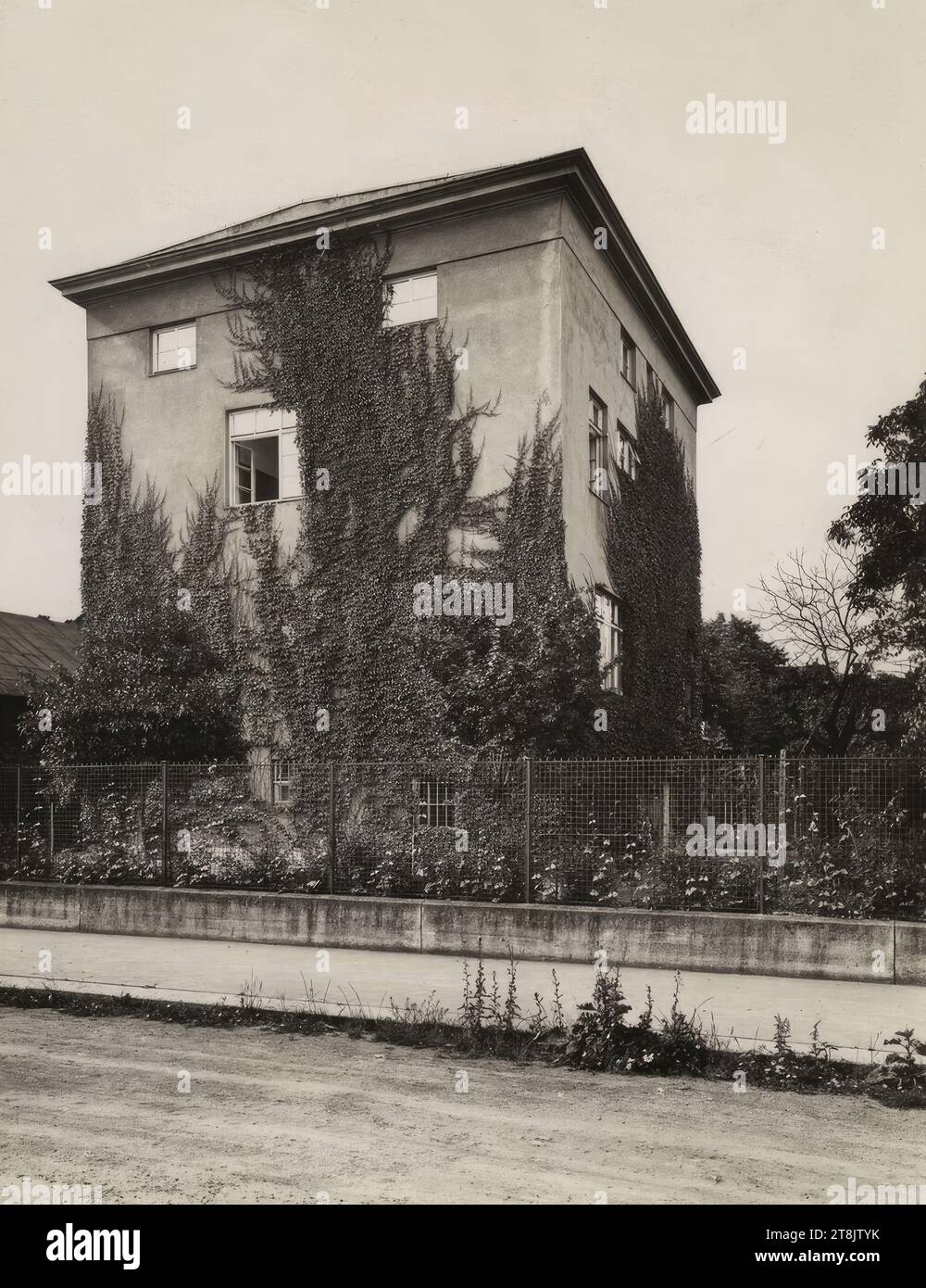 Josef and Marie Rufer House, Vienna, Vienna 1879 - 1944 Vienna, 1922, fotografia, suilberg gelatina carta, carta fotografica: 21,7 x 16,7 cm, 8 9/16 x 6 9/16 pollici, verso: 'Martin Gerlach fotografo Vienna VII Neubaug. 36, francobollo viola, 'Architect Heinrich Kulka Vienna VII., Seidengasse 13, francobollo viola, verso: 'Spa...er piani forniscono albero. Schleußner, Mödling Massi Hans pianifica la Babylon School 1 Frank Semmering Hotel Nordfront e o-Front Prof. Frank About Furnishings & Settlement, ', 'Property', Pencil, Austria Foto Stock