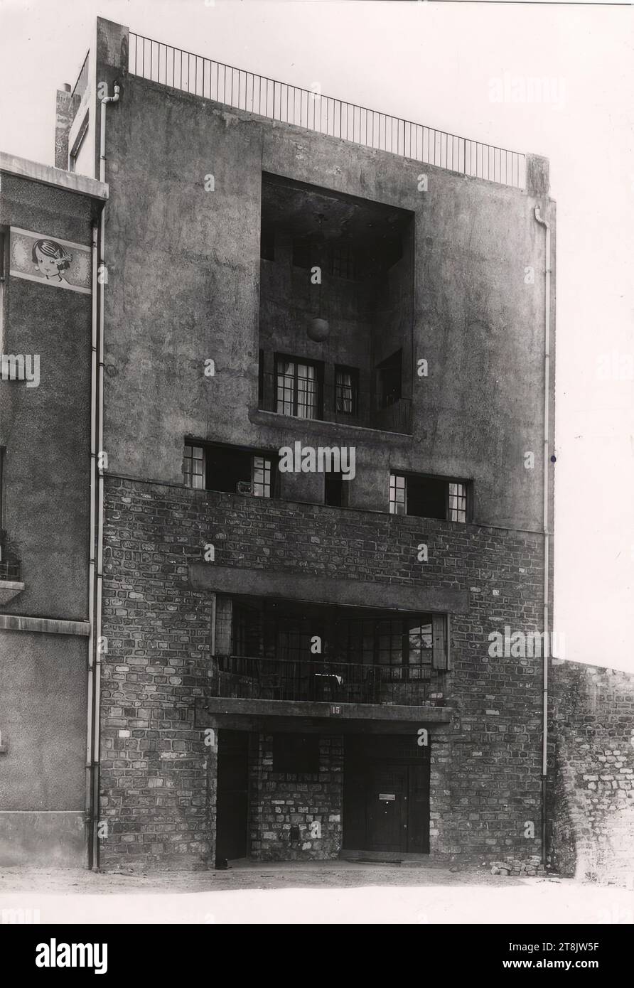 Casa di Tristan Tzara, Parigi, verso: 'foto gerlach wien VII neubaugasse 36 B 31238', francobollo viola, 'Dr. Ludwig Münz', francobollo blu, francobollo blu, verso: "Tristan Tzara, 1926", matita, "m2", penna per copia Foto Stock