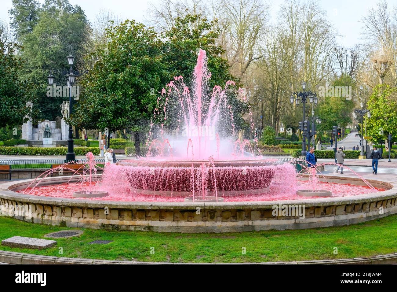 Oviedo, Spagna, 2023: Fontana la Escandalera con acqua rossa Foto Stock