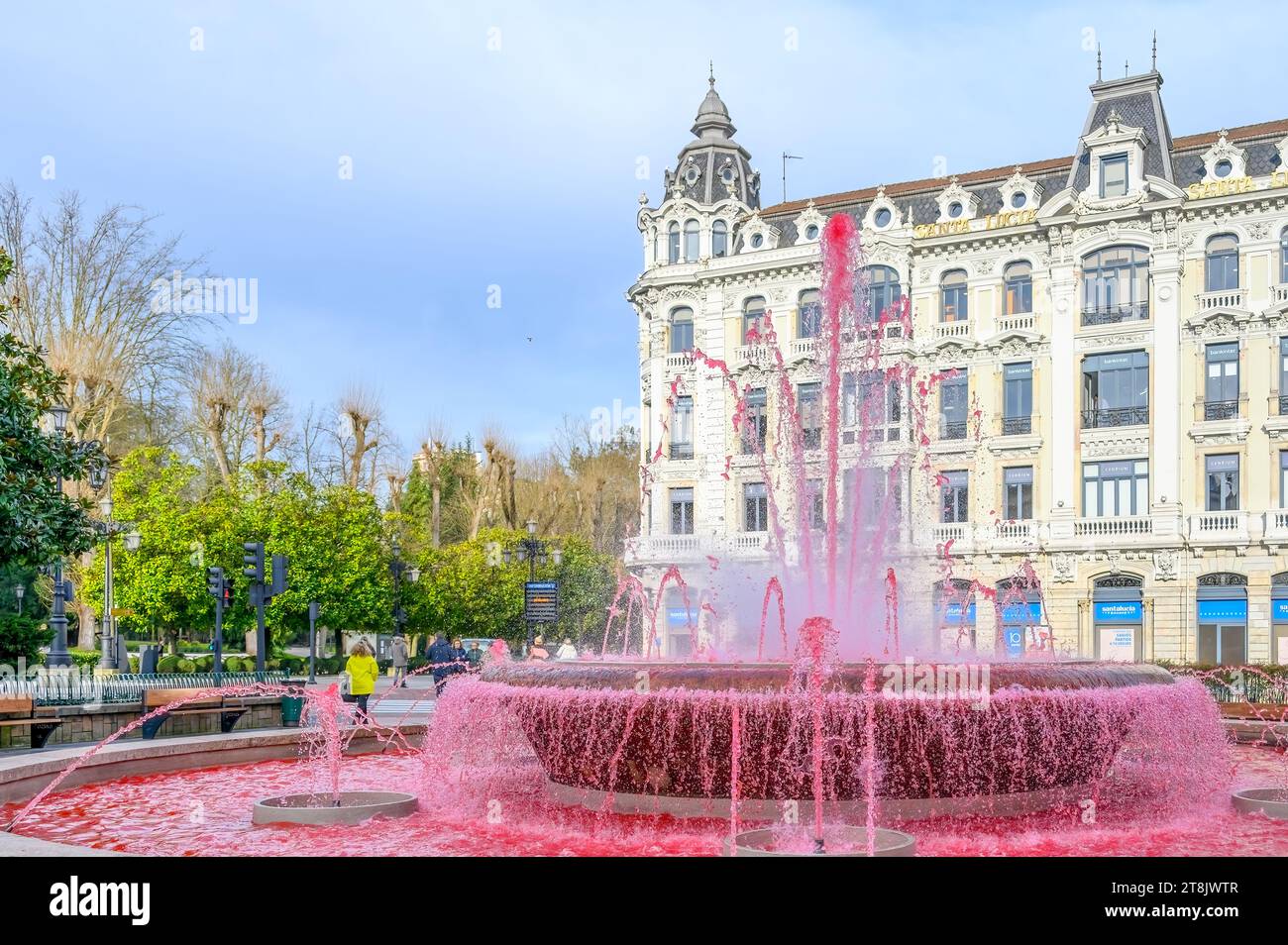 Oviedo, Spagna, 2023: Fontana la Escandalera con acqua rossa Foto Stock