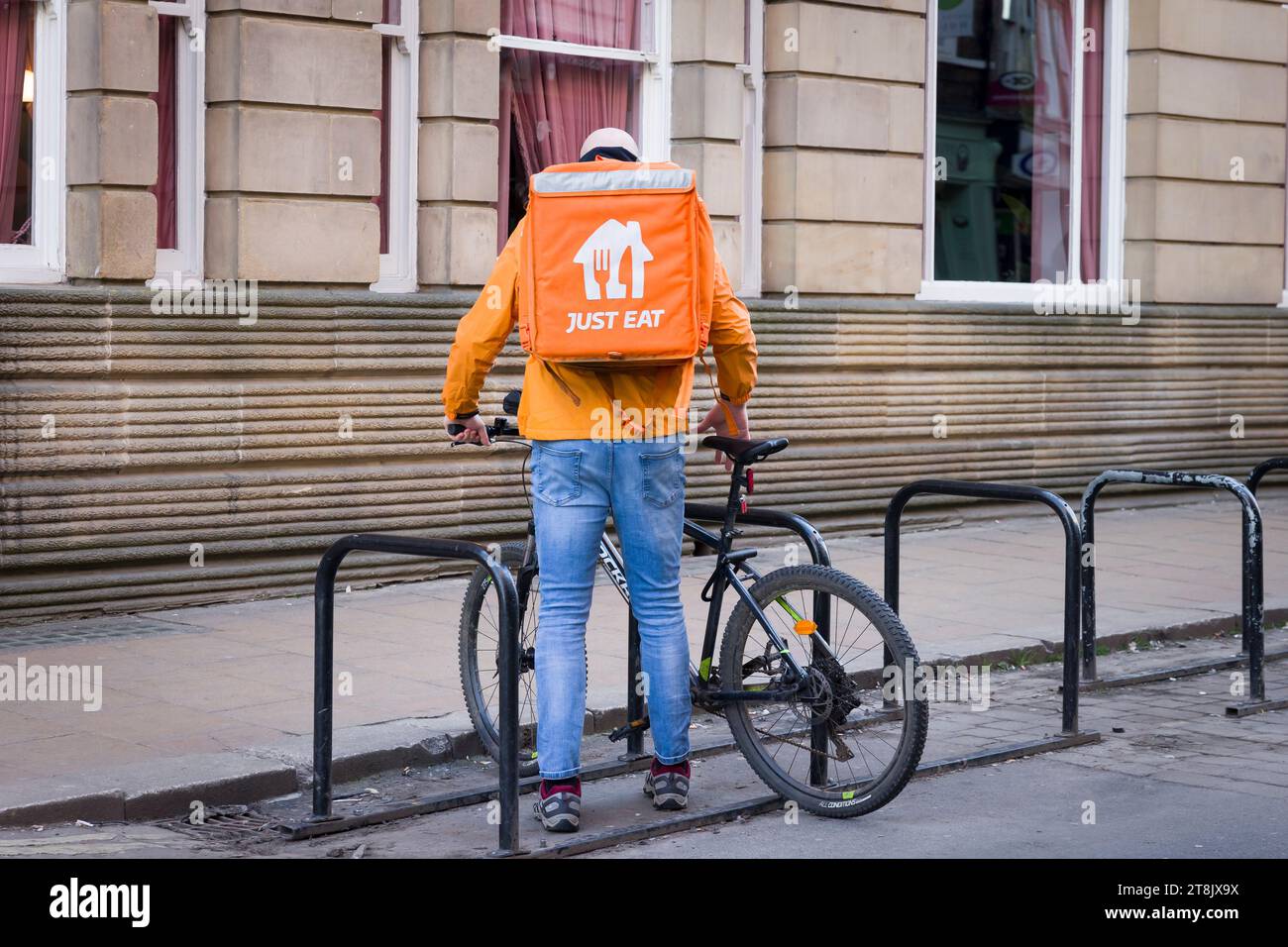 YORK, Regno Unito - 17 aprile 2023. Basta mangiare l'autista in bicicletta, York, Regno Unito. Concerto di consegna di cibo Economy. Foto Stock