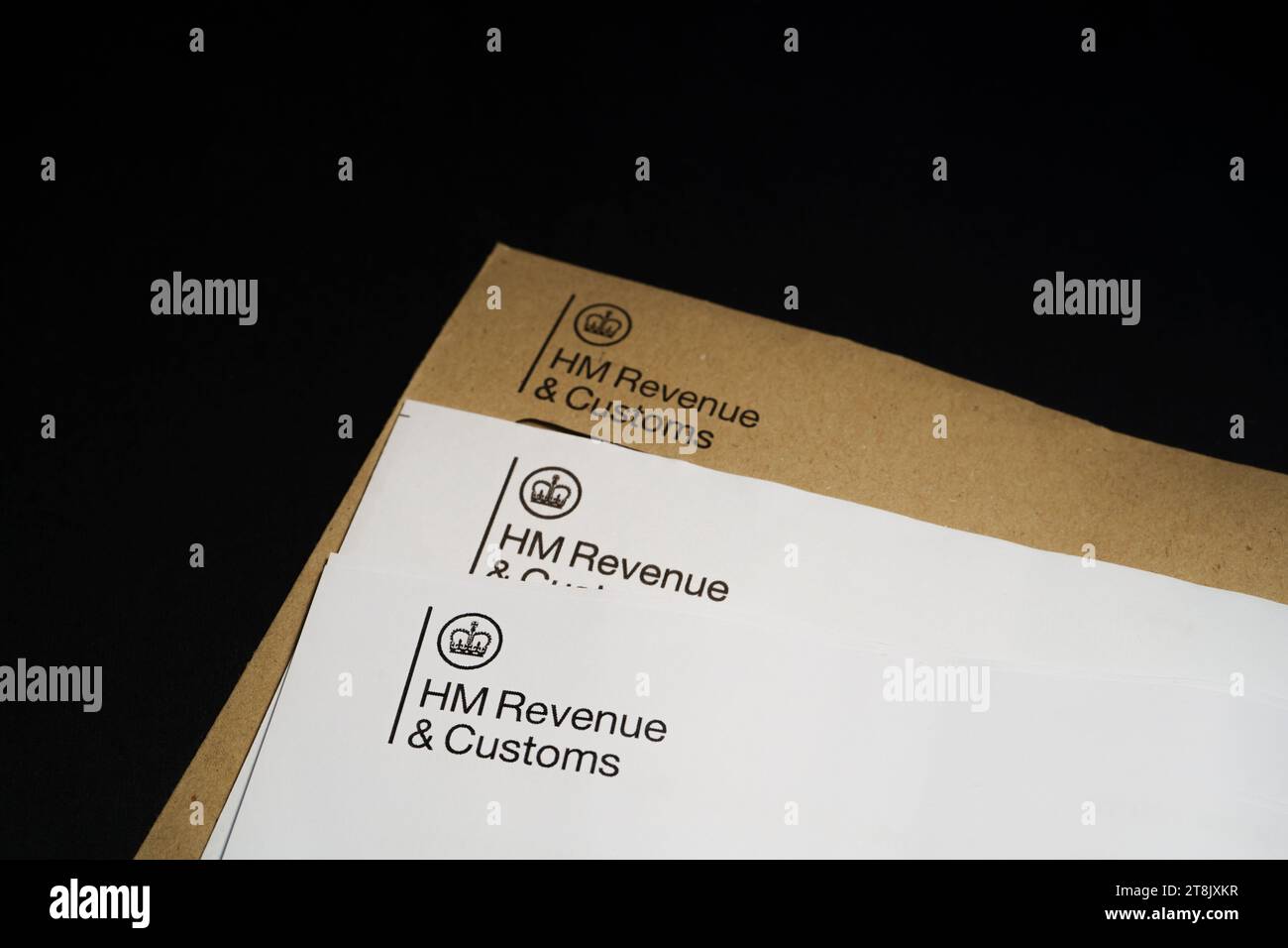 Logo HM Revenue and Customs (HMRC) riportati nelle lettere autentiche relative alle imposte HMRC. Stafford, Regno Unito, 20 novembre 2023 Foto Stock