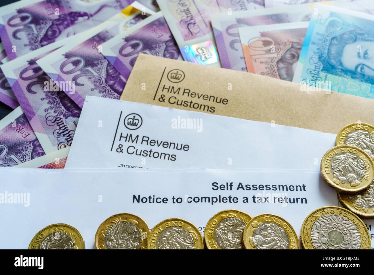 Logo HM Revenue and Customs (HMRC) riportati nelle lettere autentiche relative alle imposte HMRC. Stafford, Regno Unito, 20 novembre 2023 Foto Stock