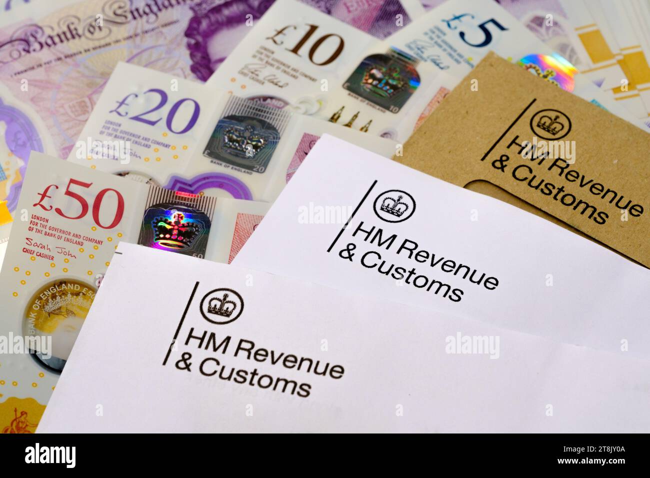 Logo HM Revenue and Customs (HMRC) riportati nelle lettere autentiche relative alle imposte HMRC. Stafford, Regno Unito, 20 novembre 2023 Foto Stock