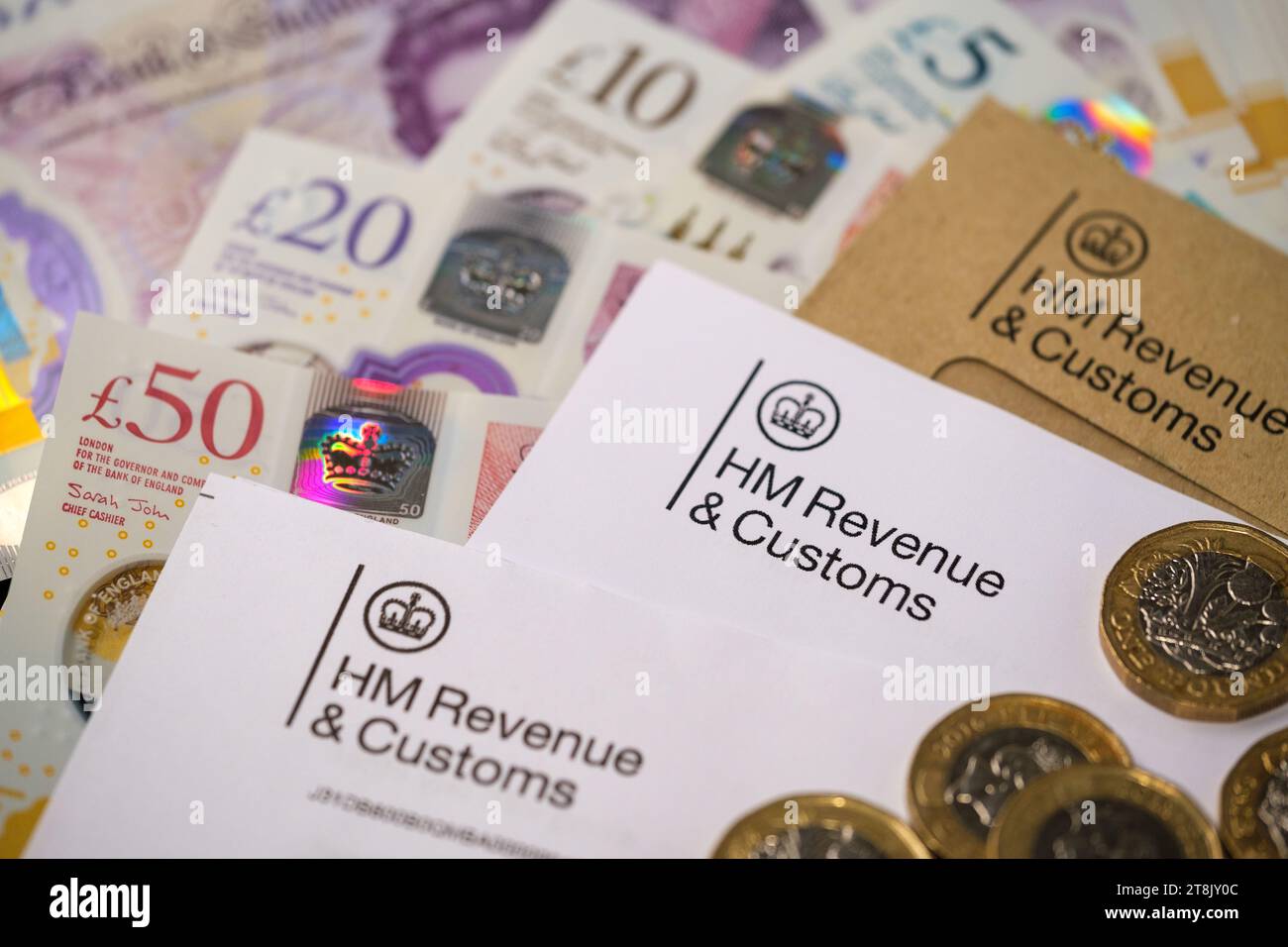 Logo HM Revenue and Customs (HMRC) riportati nelle lettere autentiche relative alle imposte HMRC. Stafford, Regno Unito, 20 novembre 2023 Foto Stock