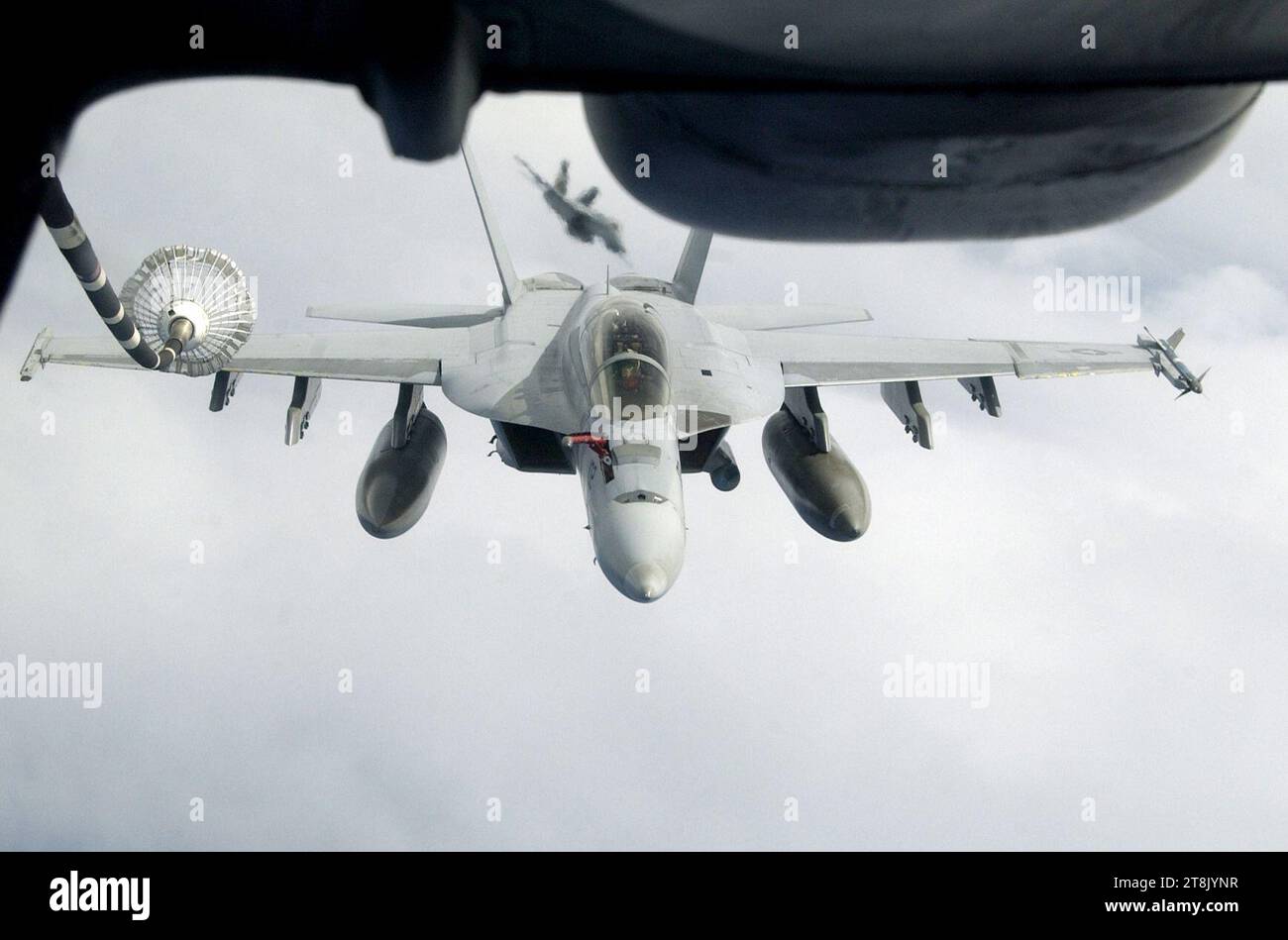 Valiant Shield - Un F-18DS del corpo dei Marines degli Stati Uniti proveniente dalla base aerea del corpo dei Marines di Iwakuni Giappone vola verso un Extender KC-10. Foto Stock