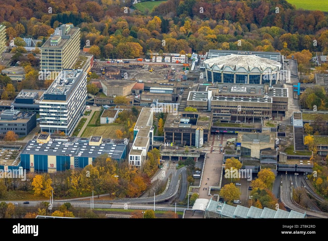 Luftbild, Gebäudekomplex der RUB Ruhr-Universität Bochum, Baustelle Ersatzneubau NA, muschelartige form rundes Gebäude Audimax Hörsaal, Mensa Gebäude, Querenburg, Bochum, Ruhrgebiet, Nordrhein-Westfalen, Deutschland ACHTUNGxMINDESTHONORARx60xEURO *** Vista aerea, complesso edilizio della RUB Ruhr University Bochum, sostituzione del cantiere nuovo edificio NA, edificio rotondo a forma di conchiglia sala conferenze Audimax, edificio mensa, Querenburg, Bochum, zona della Ruhr, Renania settentrionale-Vestfalia, Germania ATTENTIONxMINDESTHONORARx60xEURO credito: Imago/Alamy Live News Foto Stock