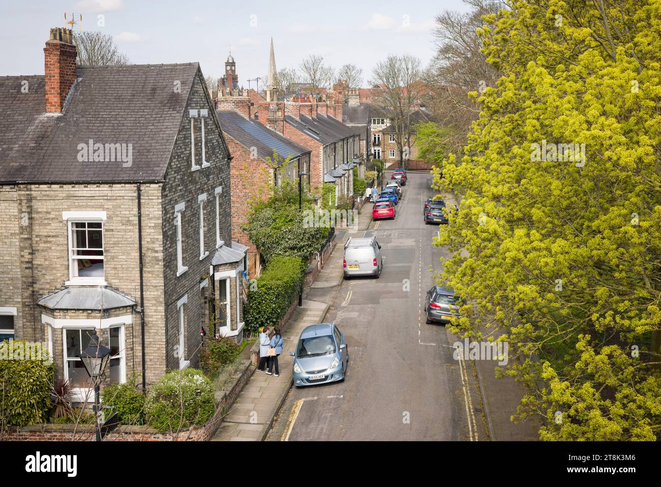 YORK, Regno Unito - 17 aprile 2023. Vista aerea di persone e auto in una strada residenziale, in un sobborgo storico di York, Regno Unito Foto Stock