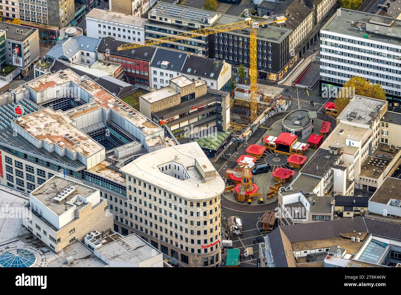 Luftbild, Aufbau von Buden, Stände und Hütten für den Weihnachtsmarkt auf dem Dr.-Ruer-Platz, Sparkasse Hauptverwaltung und Geschäftshäuser, Bustelle mit Neubau an der Huestraße, Gleisdreieck, Bochum, Ruhrgebiet, Nordrhein-Westfalen, Deutschland ACHTUNGxMINDESTHONORARx60xEURO *** Vista aerea, costruzione di bancarelle, cabine e capanne per il mercatino di Natale sulla Dr Ruer Platz, sede centrale di Sparkasse ed edifici commerciali, fermata dell'autobus con nuovo edificio a Huestraße, Gleisdreieck, Bochum, zona della Ruhr, Renania settentrionale-Vestfalia, Germania ACHTUNGxMINDESTHONORARx60xEURO credito: Imago/Alamy Live News Foto Stock