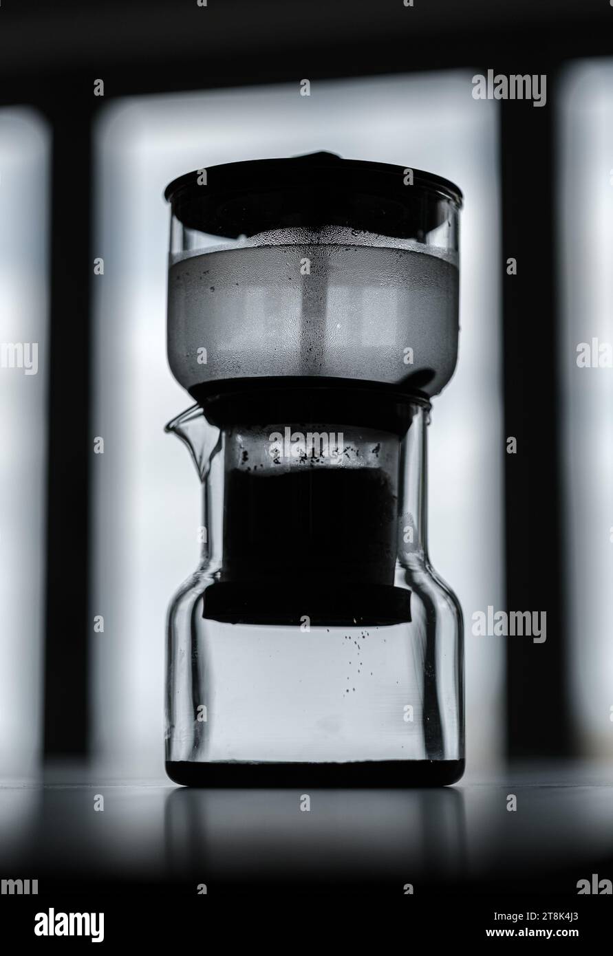 Caffettiera antigoccia fredda in un composito grafico sagomato Foto Stock