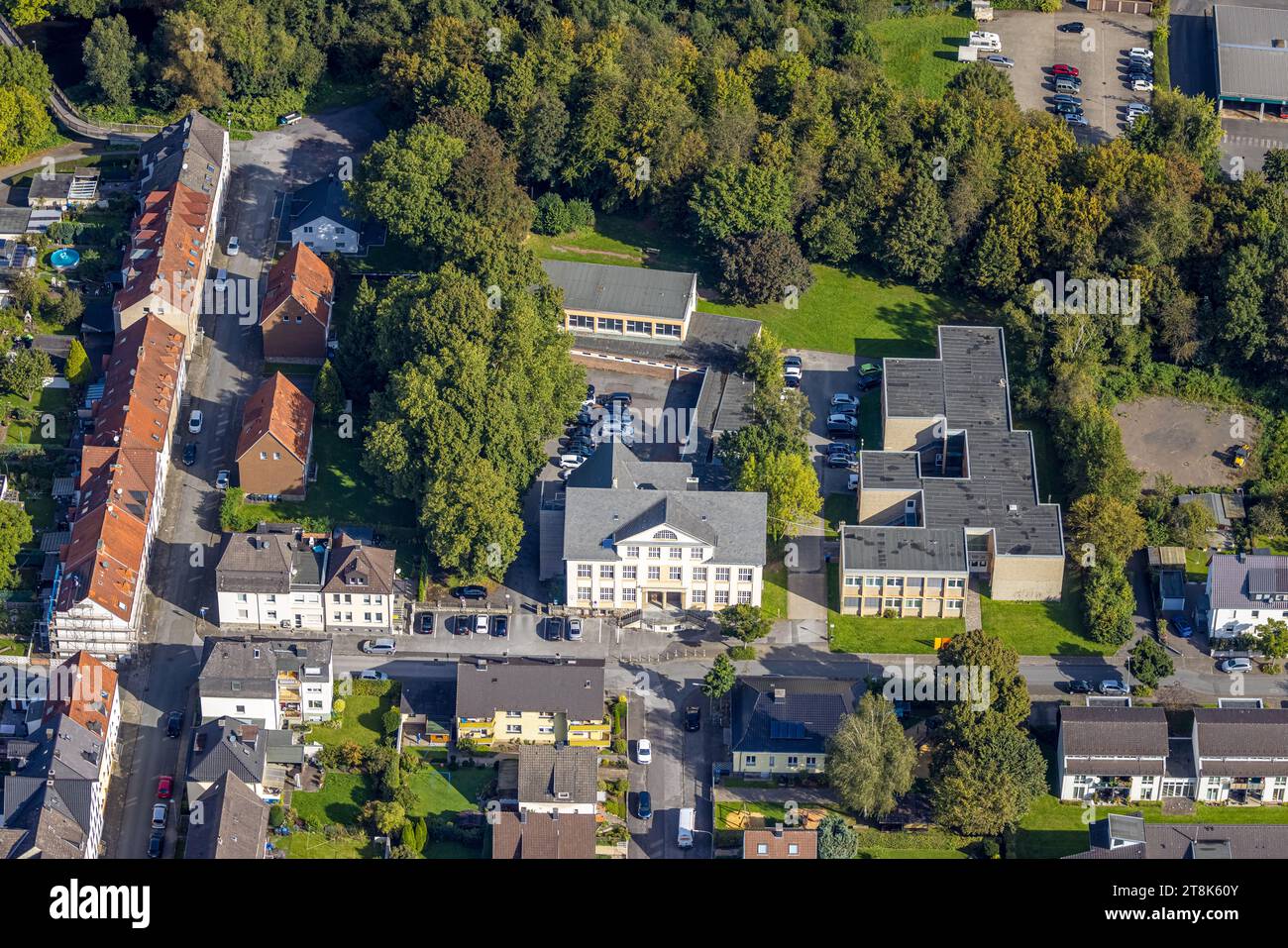 Vista aerea, Ruhr-Schule Gem. Grundschule, Ufficio immigrazione di Arnsberg, Hüsten, Arnsberg, Sauerland, Renania settentrionale-Vestfalia, Germania Foto Stock