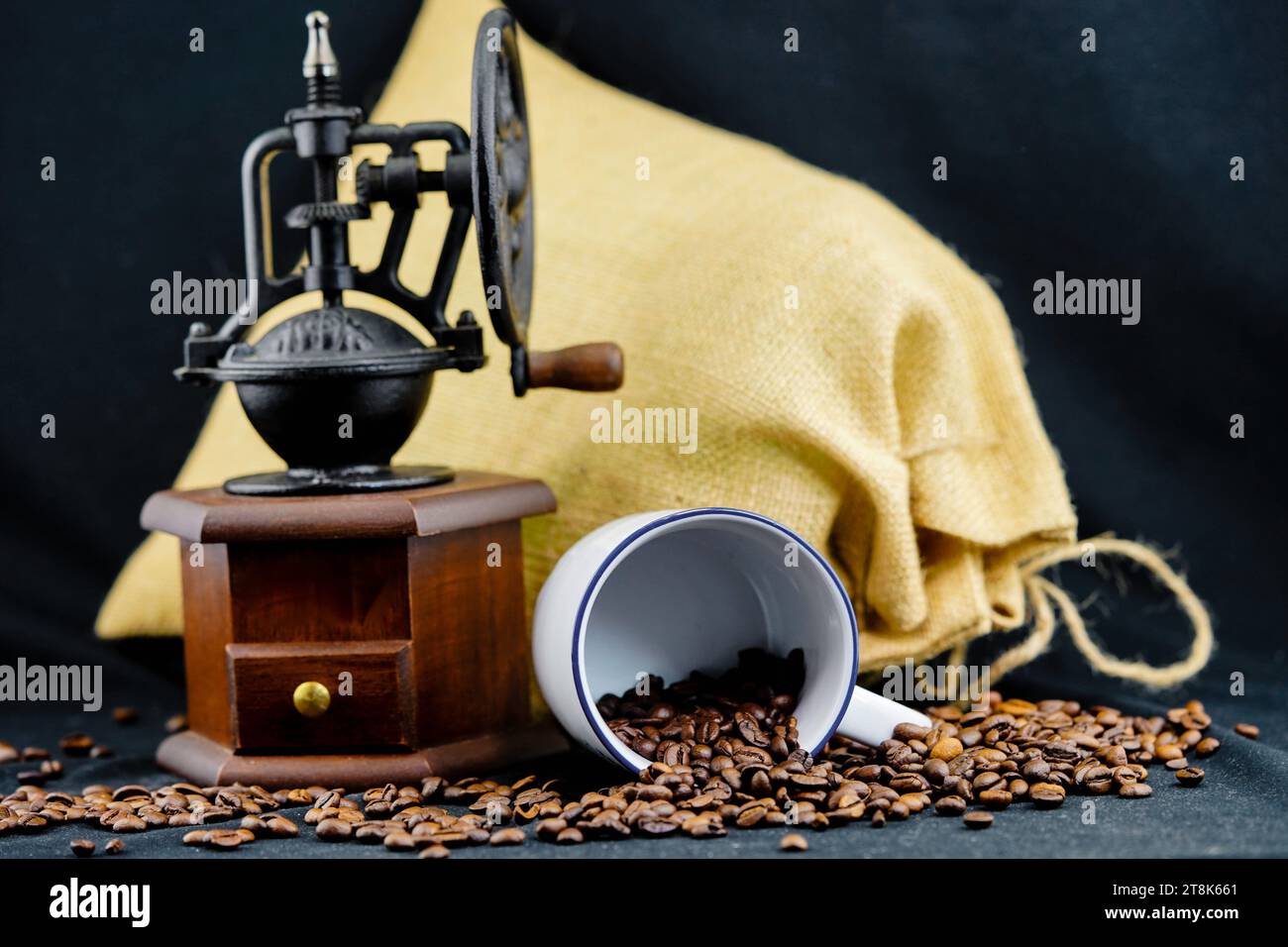 tazza di caffè e tritatutto, chicchi di caffè, corda e sacco Foto Stock