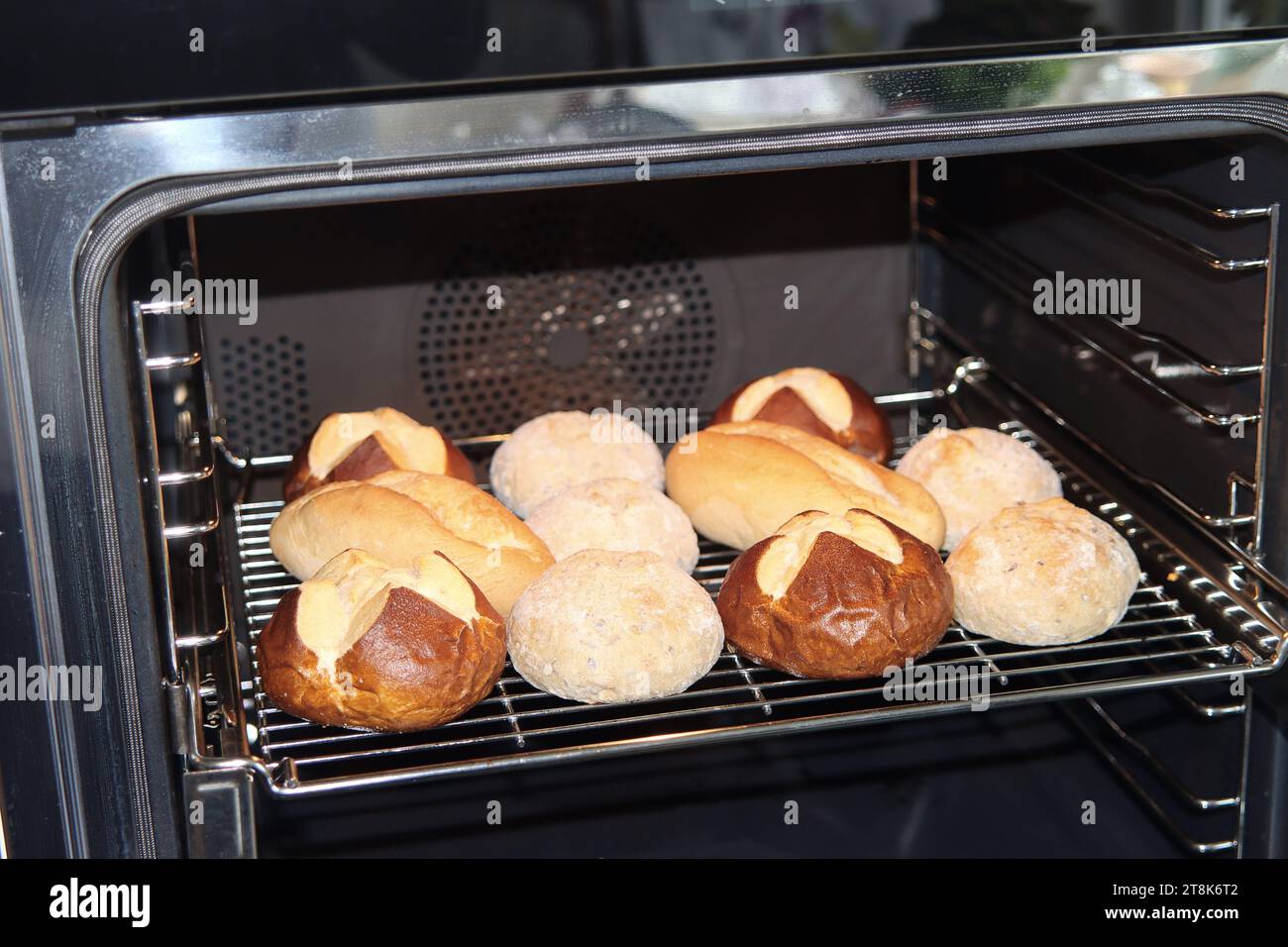 panini appena sfornati in forno Foto Stock