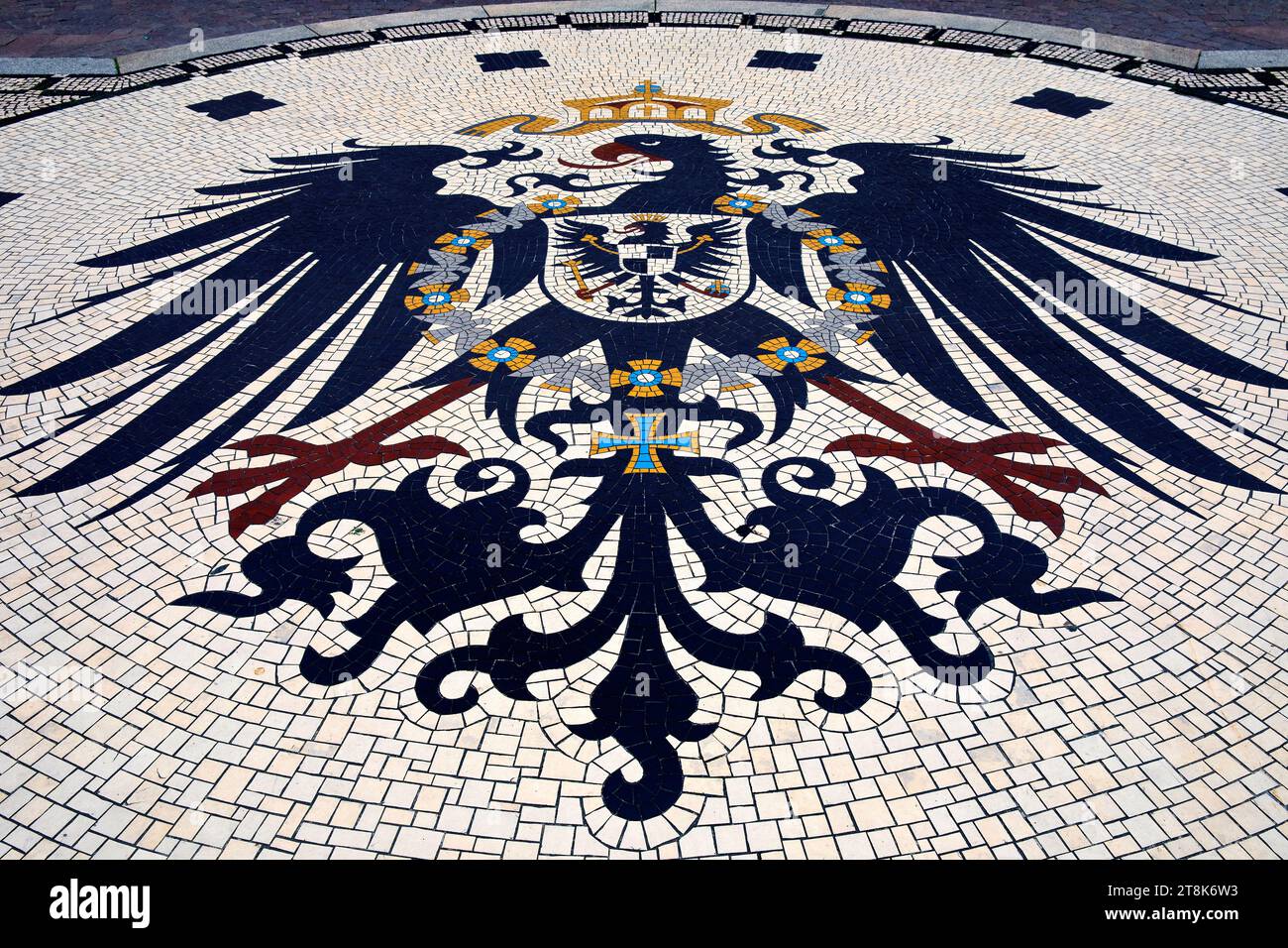 Mosaico con aquila imperiale di fronte al nuovo Municipio, Germania, Assia, Wiesbaden Foto Stock