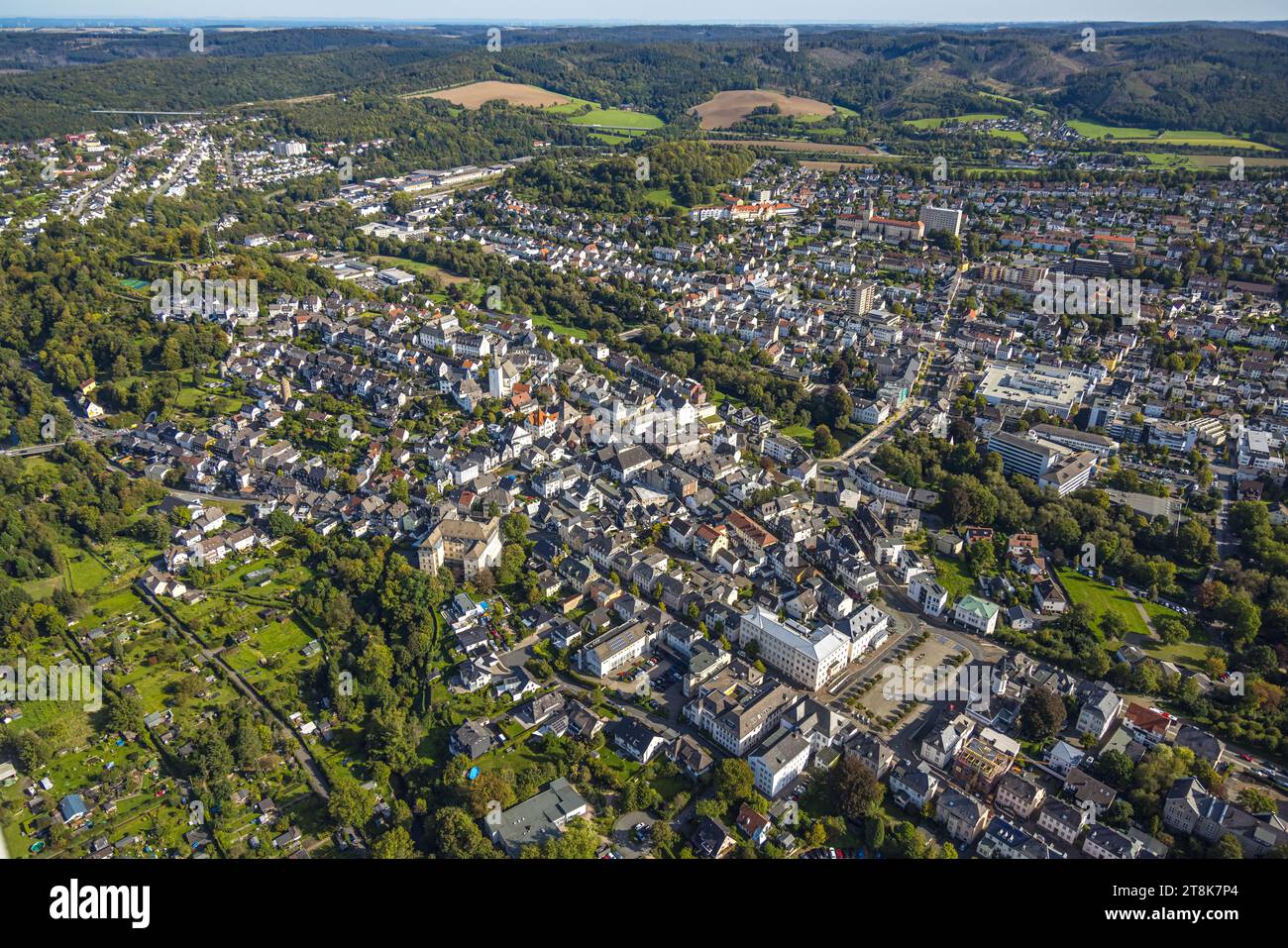 Vista aerea, città vecchia, vecchio castello e St George's Chapel, District Government Building, Arnsberg, Sauerland, Renania settentrionale-Vestfalia, Germania Foto Stock