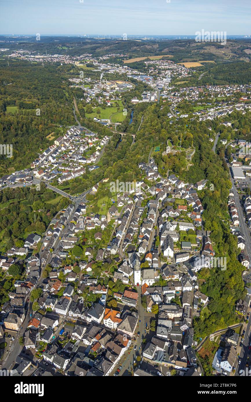 Vista aerea, città vecchia, vecchio castello e St George's Chapel, Arnsberg, Sauerland, Renania settentrionale-Vestfalia, Germania Foto Stock