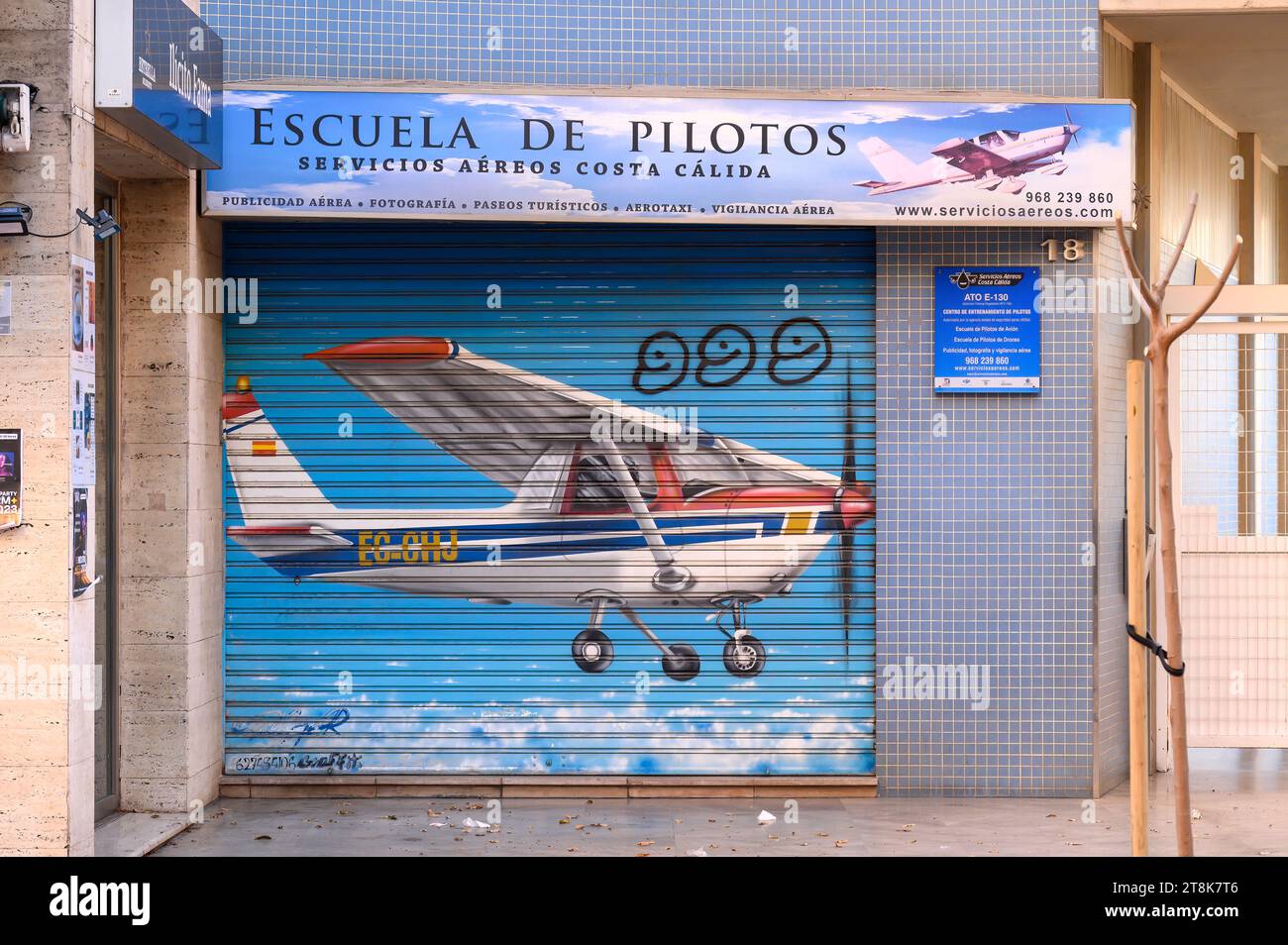 Arte urbana in una porta metallica del garage. Decorazione in piccole imprese in Spagna Foto Stock
