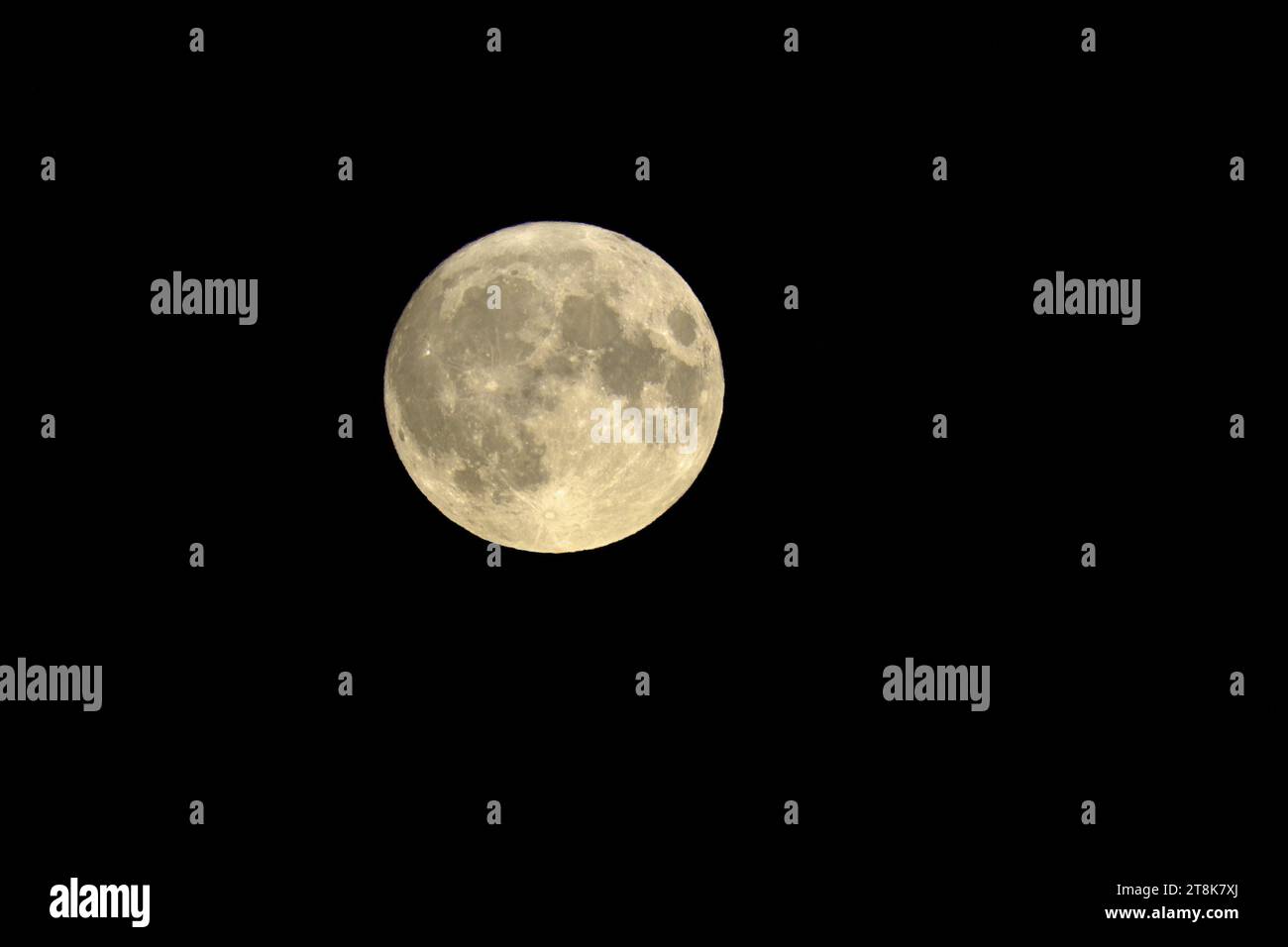 Luna piena di notte, Blue Moon il 30.08.2023, Paesi Bassi, Frisia, Makkum Foto Stock