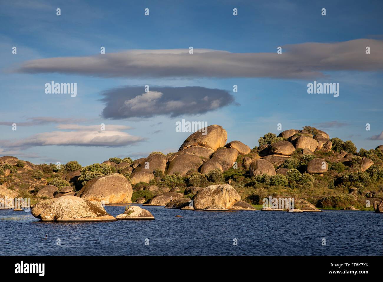 Monumento naturale di Los Barruecos, rocce di granito presso il bacino idrico di Arroyo del Tocon, Spagna, Malpartida de Caceres Foto Stock