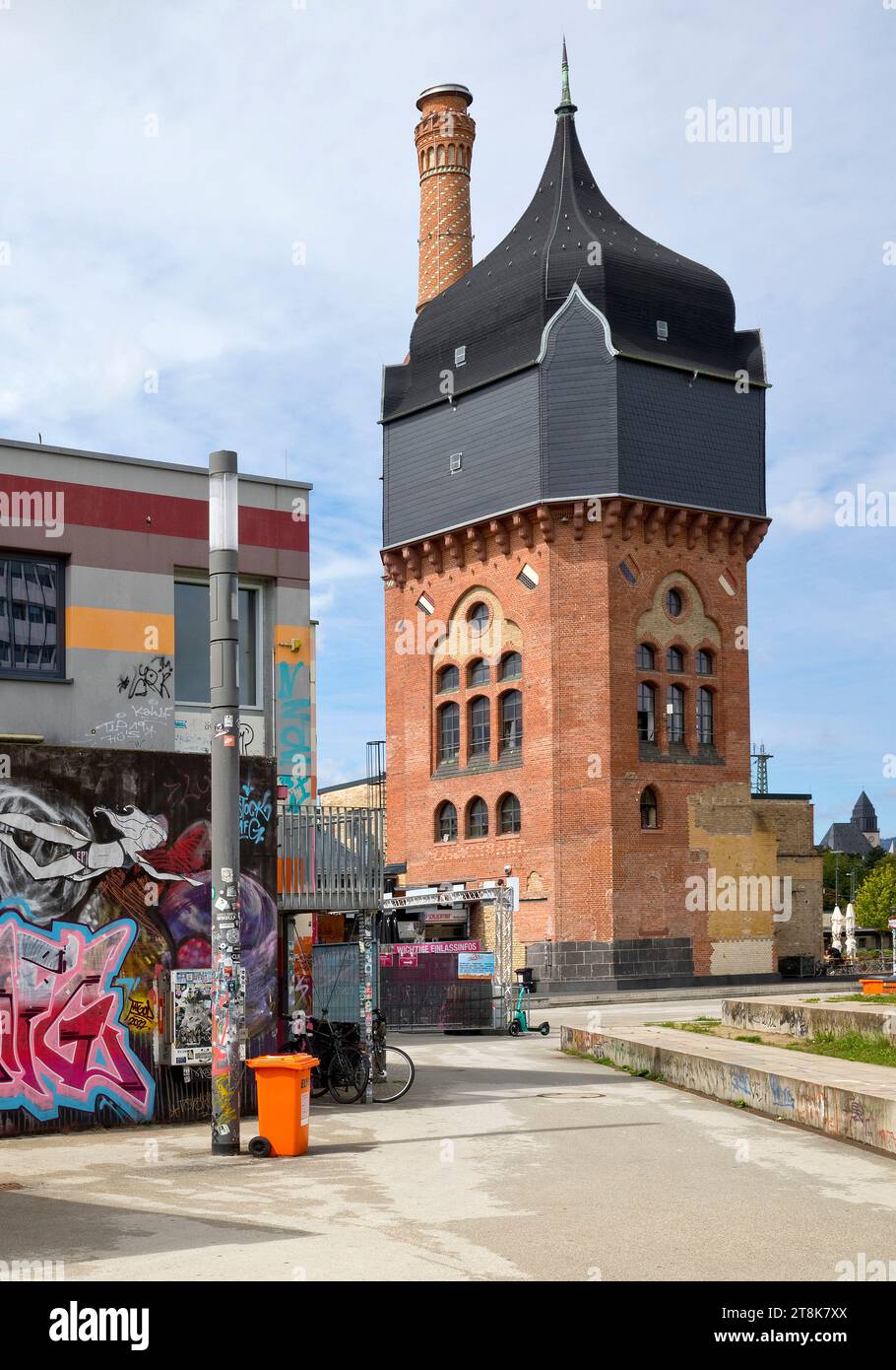 Graffiti presso il centro culturale Schlachthof e torre d'acqua elencata Schlachthof, Germania, Assia, Wiesbaden Foto Stock