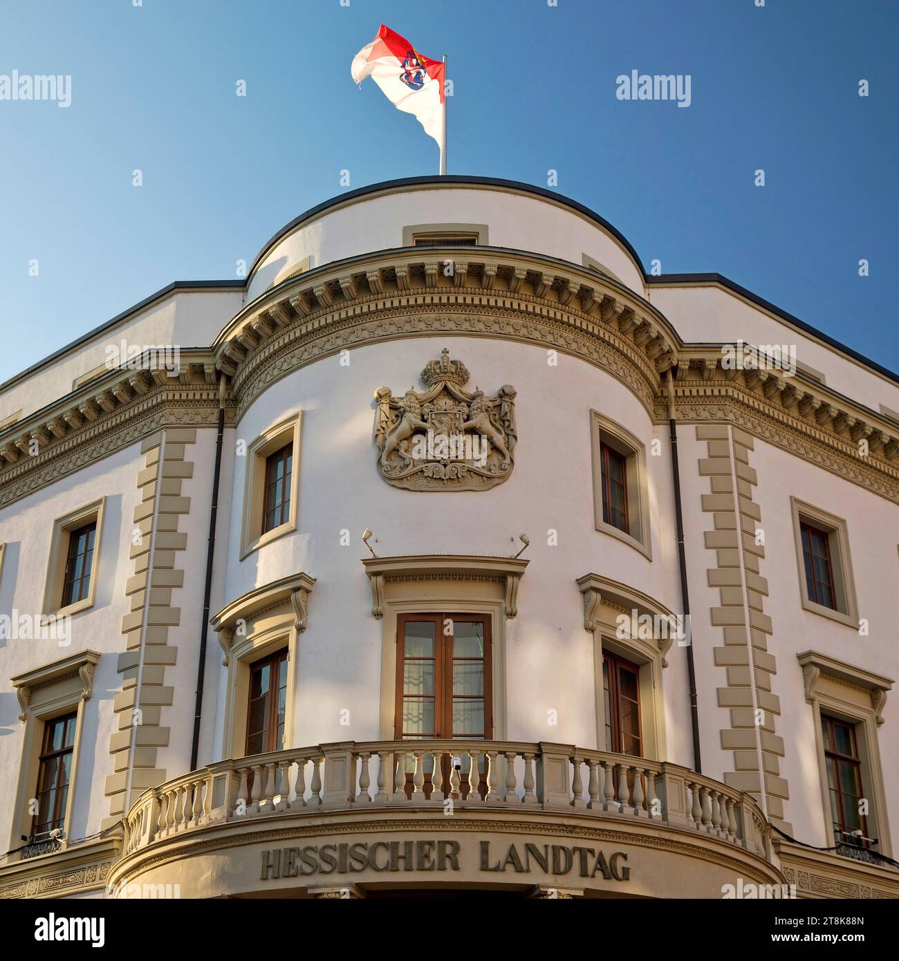 parlamento dello stato dell'Assia con bandiera di stato nell'ex palazzo della città di Nassau, Germania, Assia, Wiesbaden Foto Stock