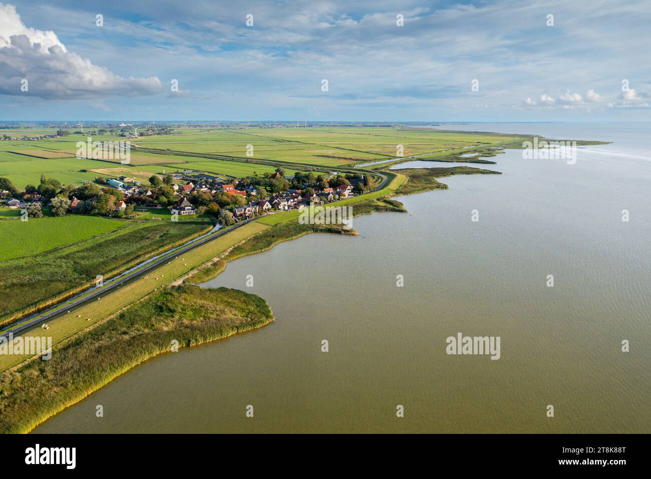 Gaast sull'IJsselmeer e la riserva naturale Workumer Waard sullo sfondo, vista aerea, Paesi Bassi, Frisia, Gaast Foto Stock