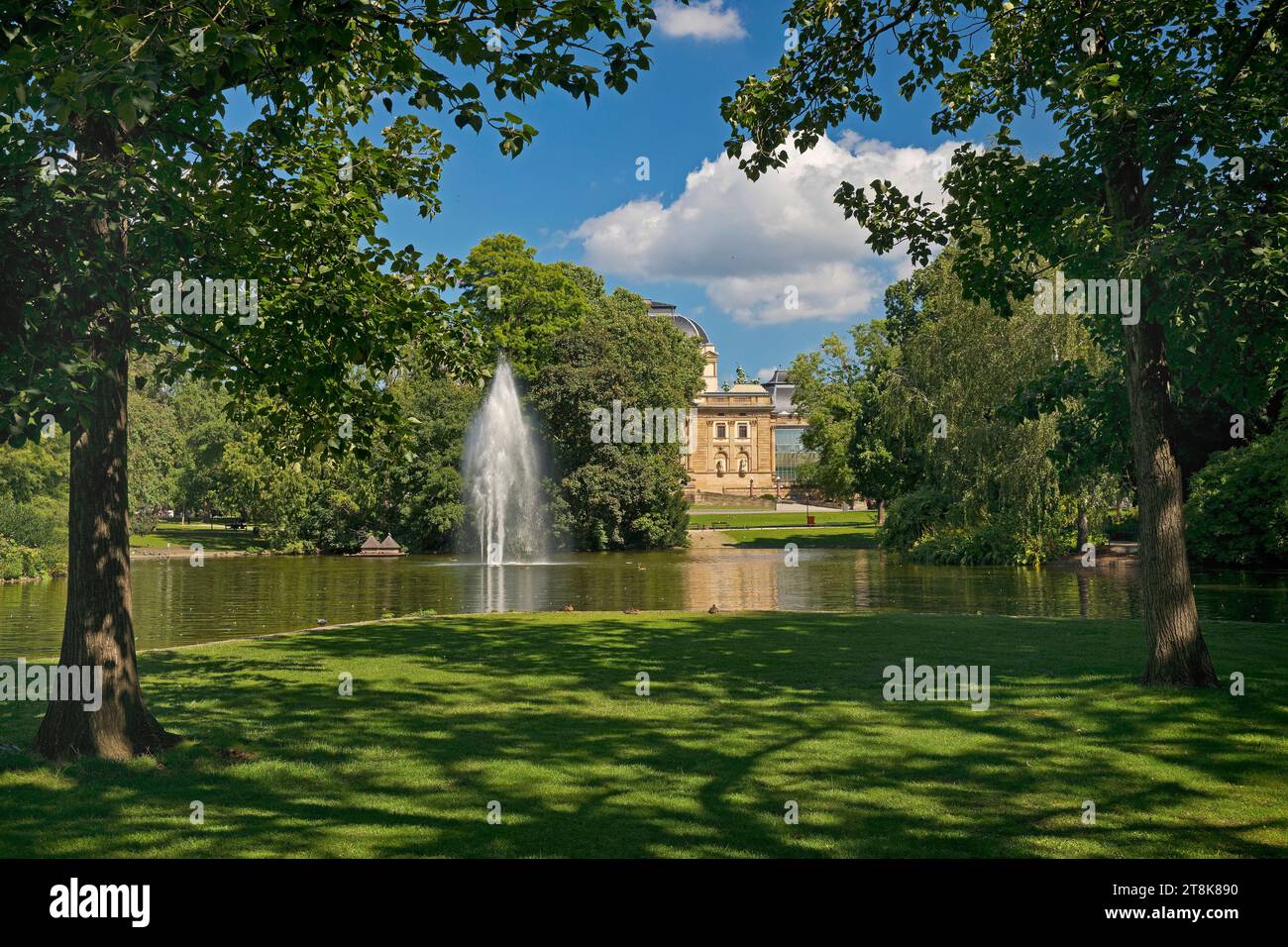 Laghetto con fontana nel Warmer Damm Landscape Park con Hessian State Theatre, Germania, Assia, Wiesbaden Foto Stock