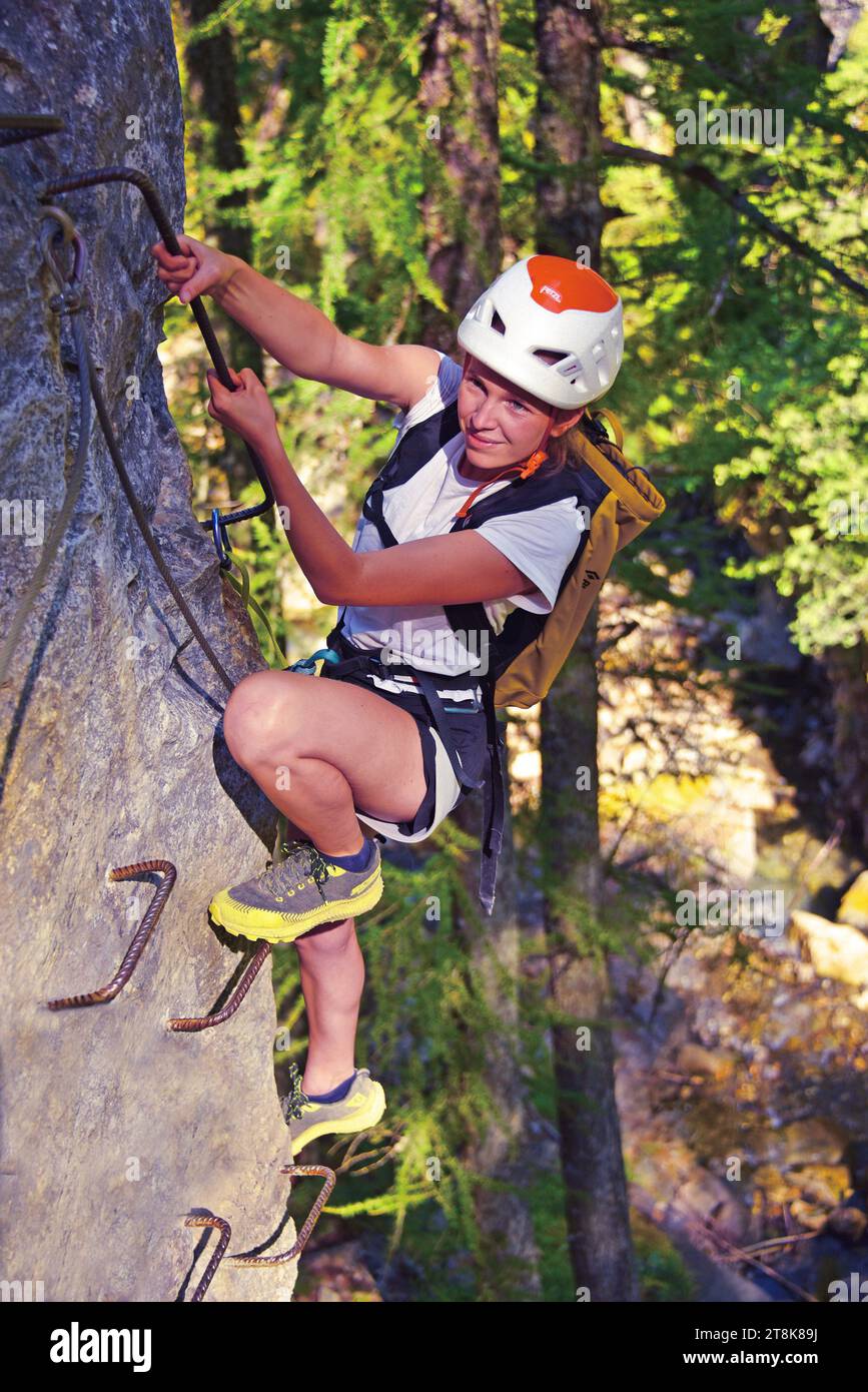 Ragazza all'arrampicata su roccia, facile via ferrata, Francia, Savoie, Hautes Alpes, Vallouise Foto Stock