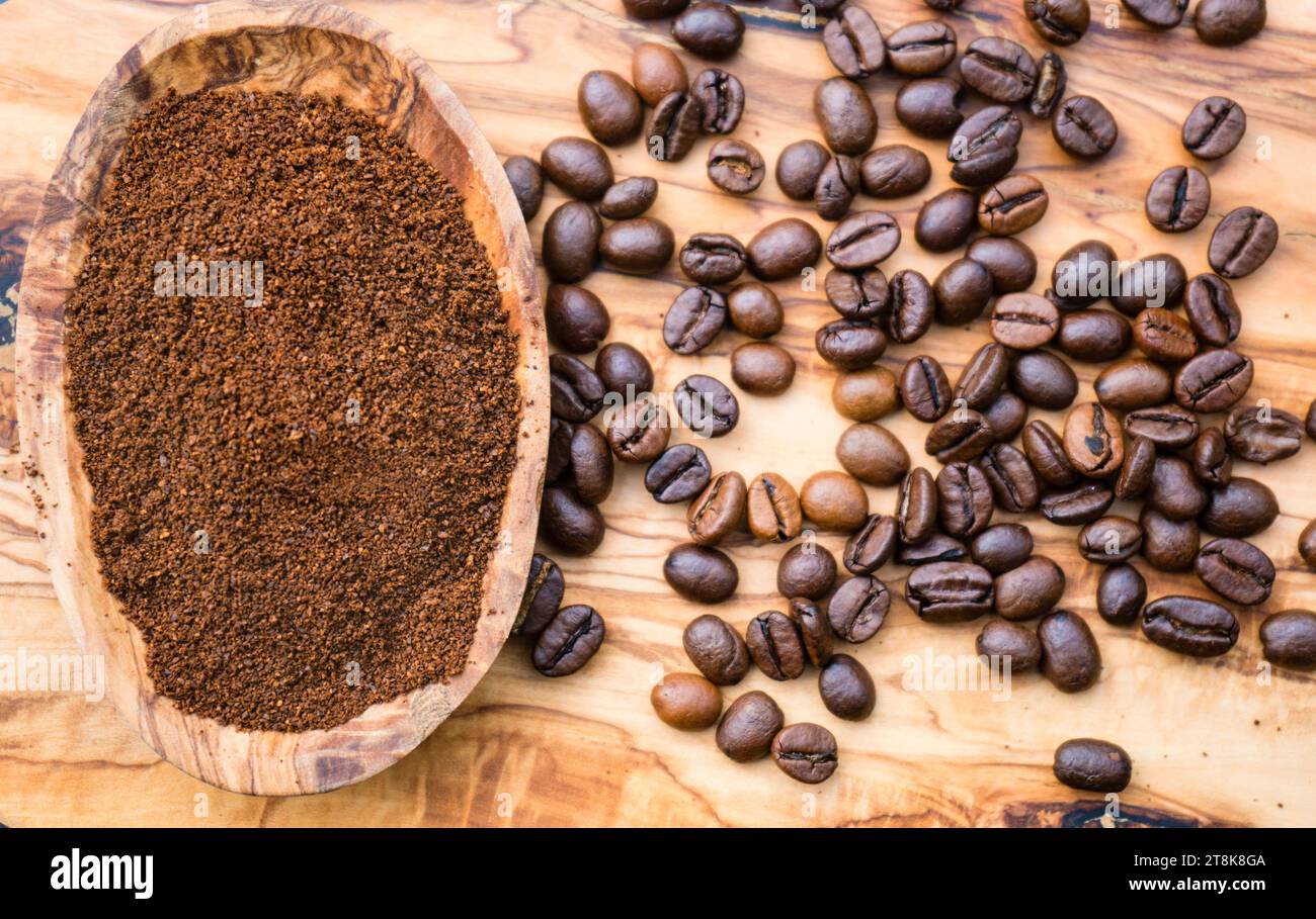 chicchi di caffè con recipiente in legno, tostati e macinati Foto Stock