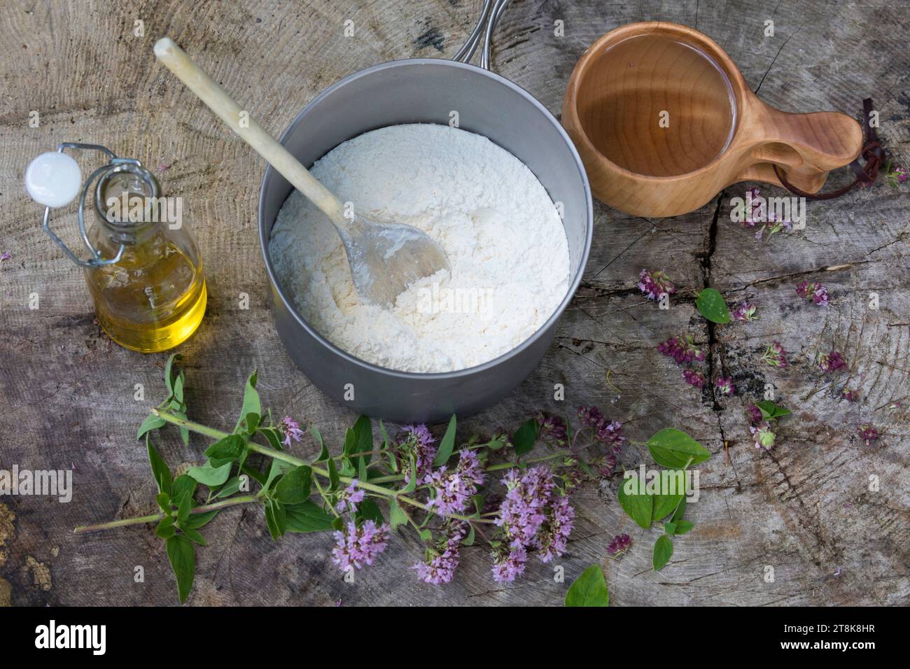 making of bannock, è cotto a fuoco aperto, ingredienti, immagine della serie 1/5 Foto Stock